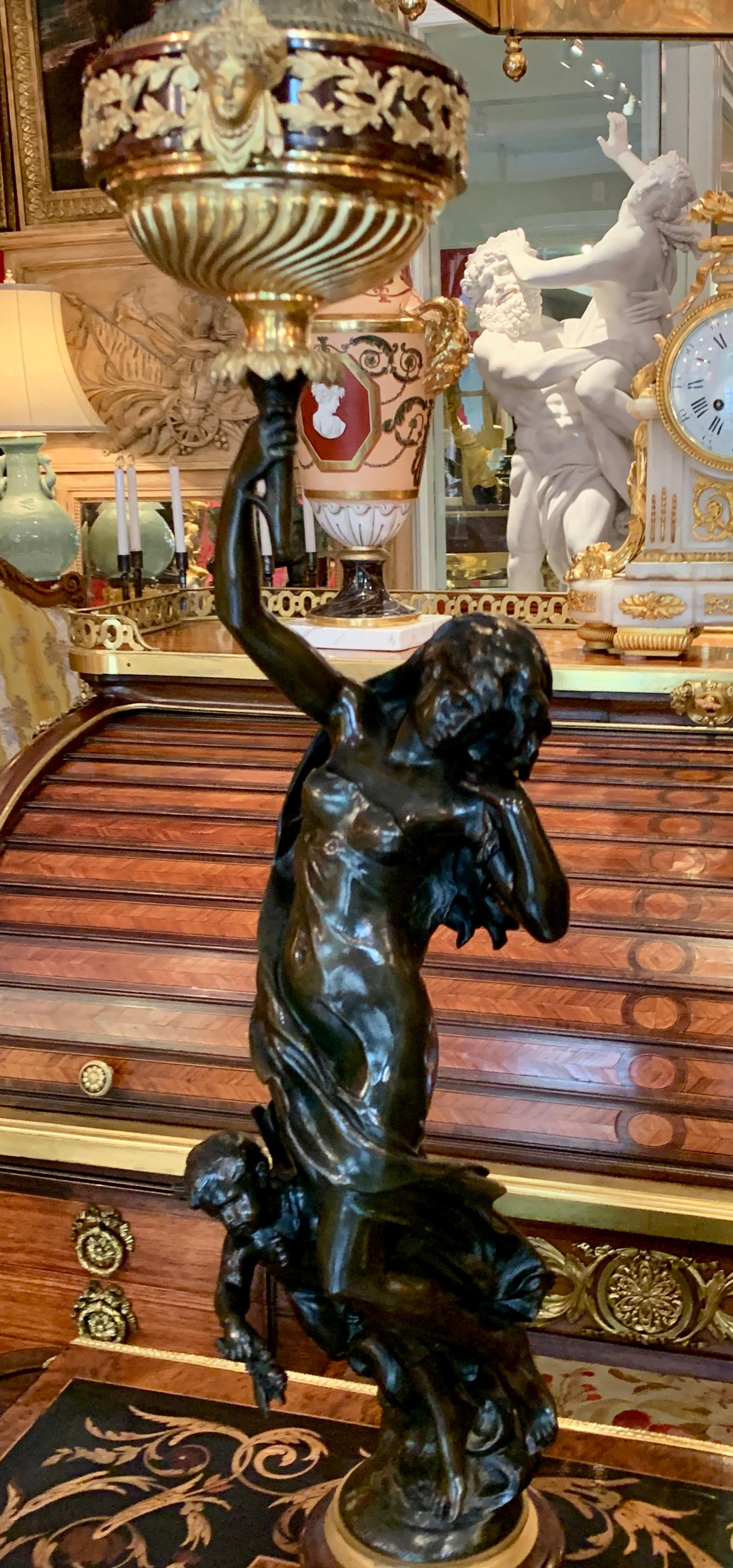  Lampe à l'huile représentant une statue en bronze de Mathurin Moreau  a Nymphe et Putto   en vente 10