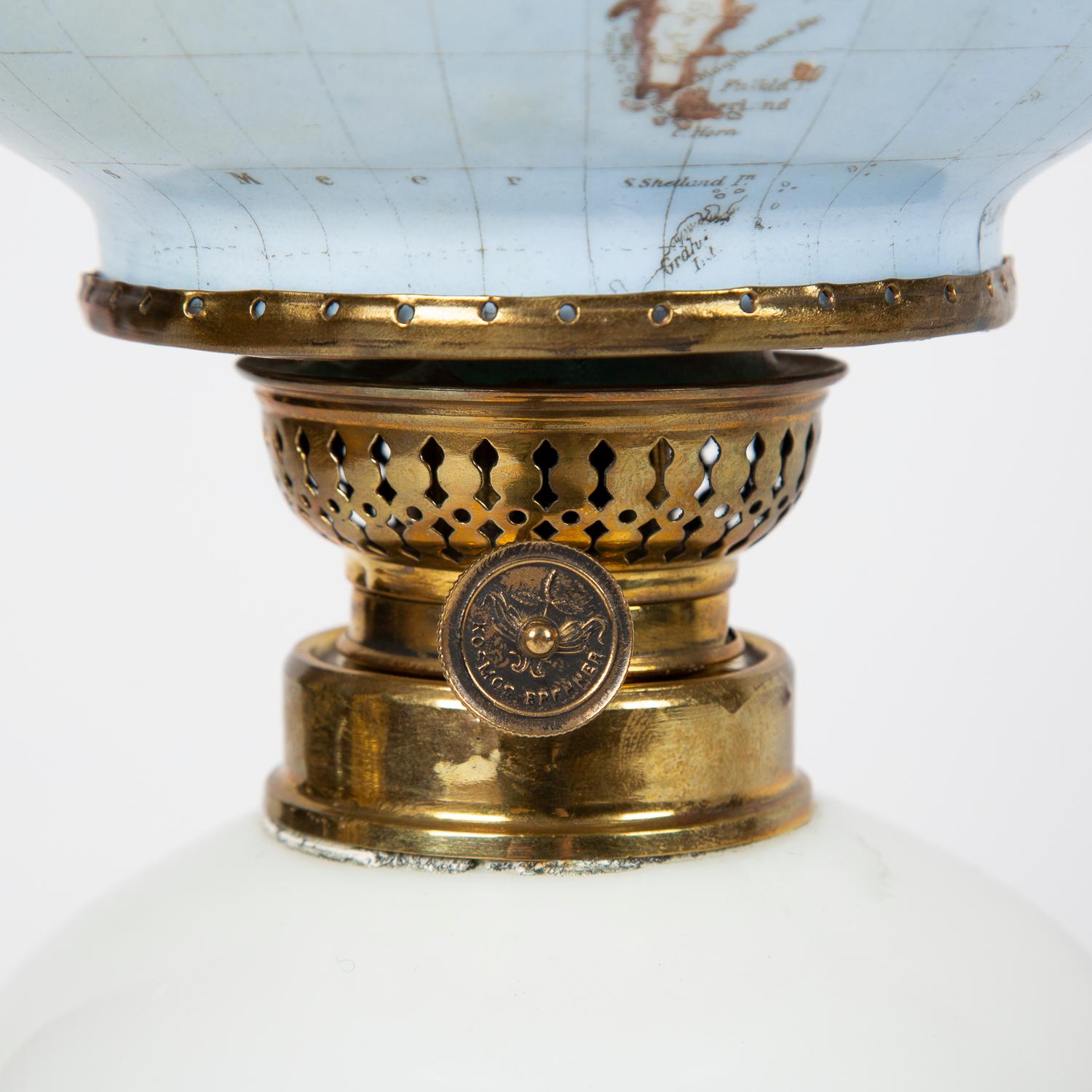 Lampe à huile avec abat-jour globe éclairant, bohème, vers 1885 en vente 3