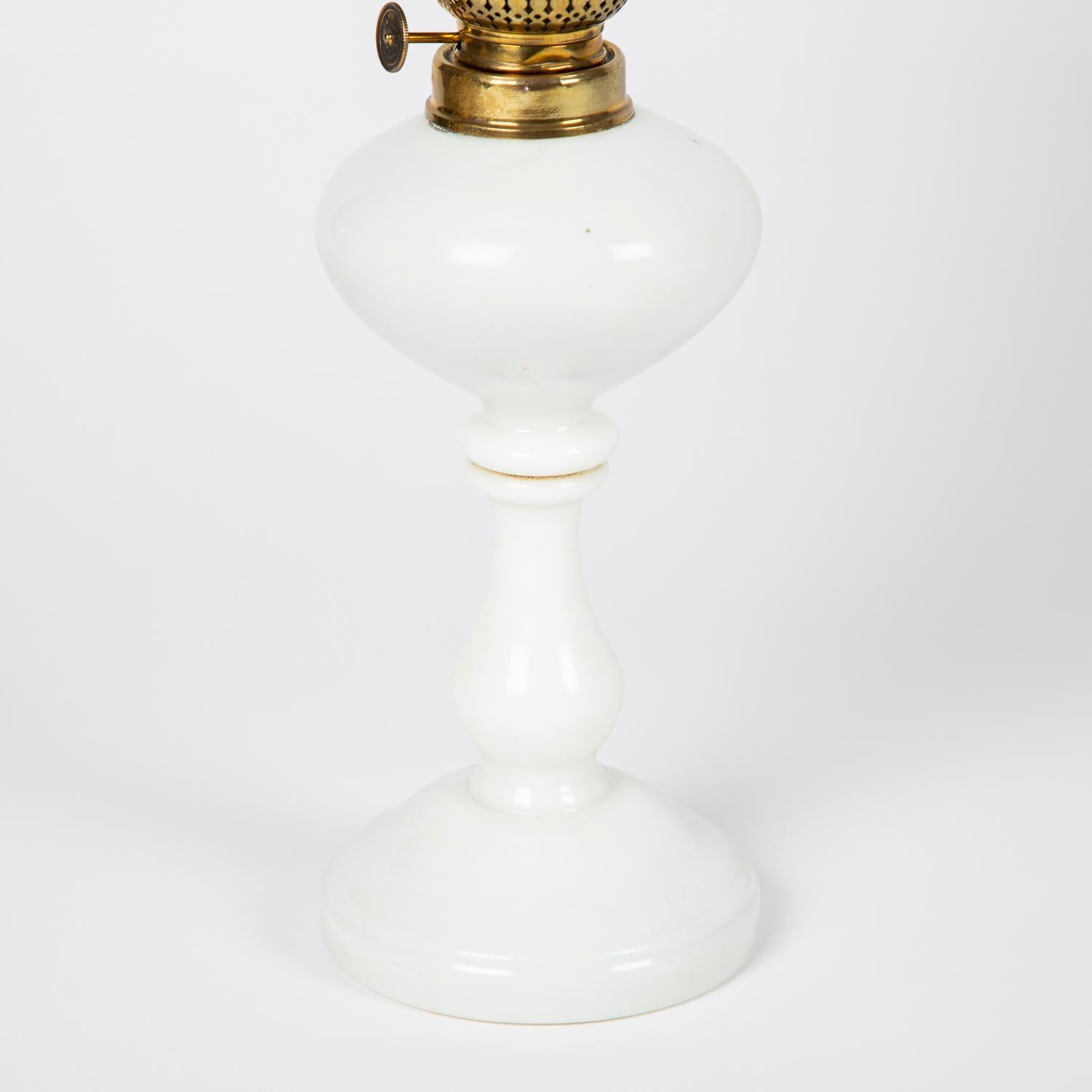 Lampe à huile avec abat-jour globe éclairant, bohème, vers 1885 en vente 4