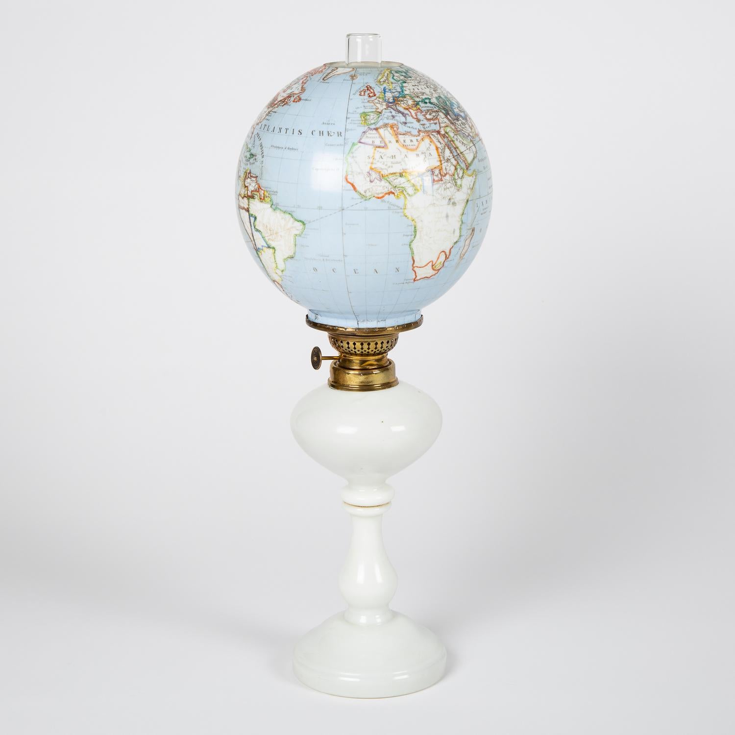 Lampe à huile avec abat-jour globe éclairant, bohème, vers 1885 en vente 11
