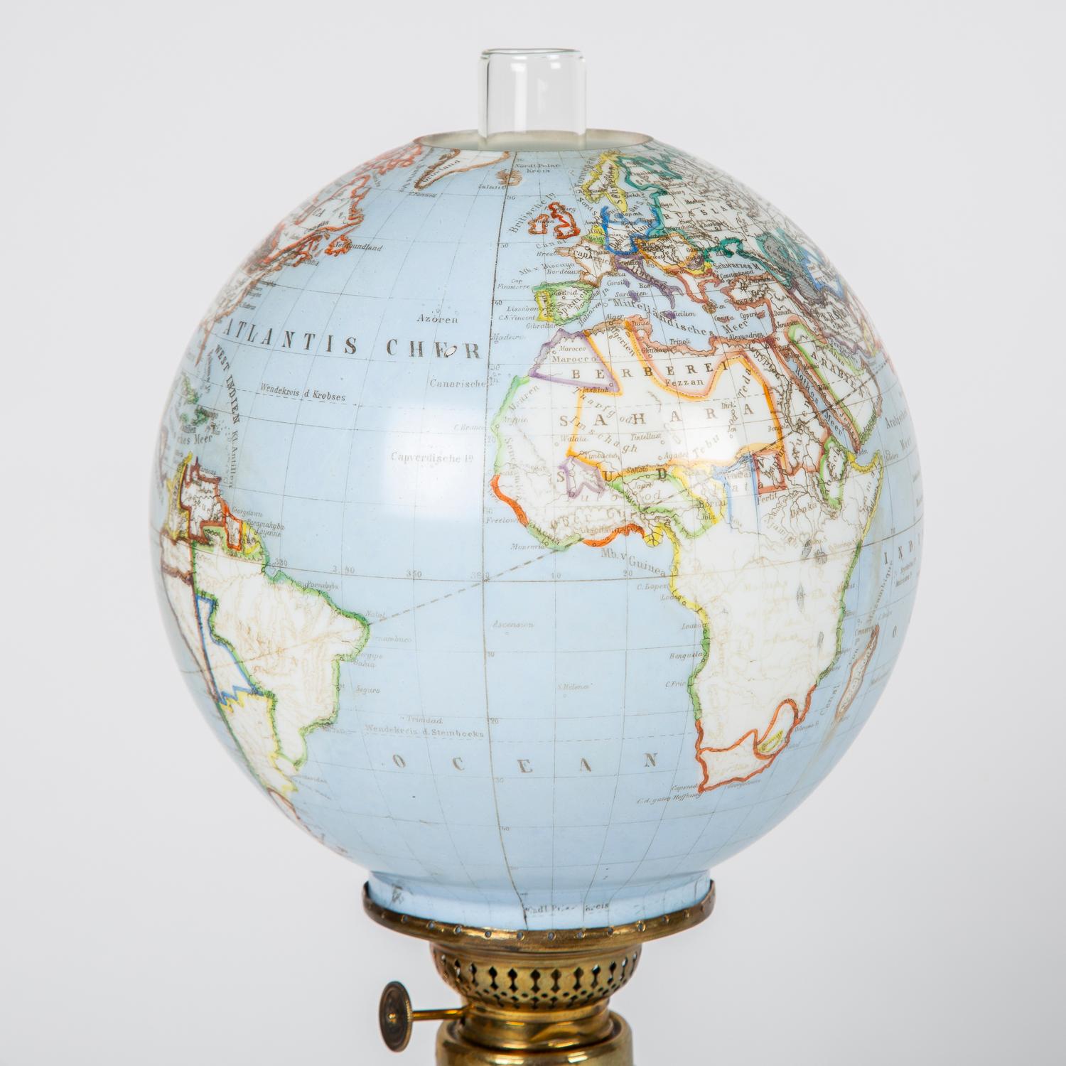 Lampe à huile avec abat-jour globe éclairant, bohème, vers 1885 en vente 12