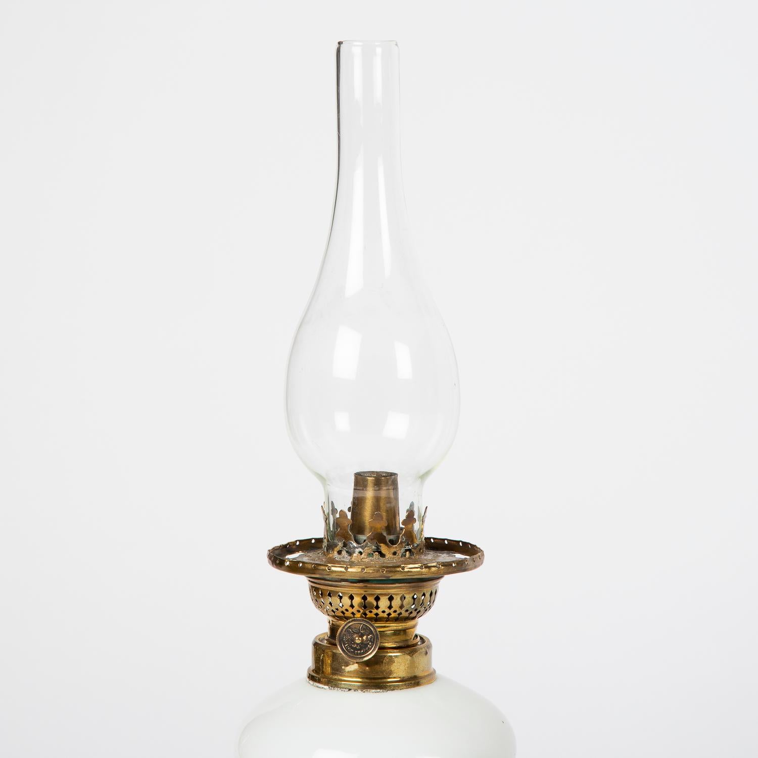 Lampe à huile avec abat-jour globe éclairant, bohème, vers 1885 en vente 1