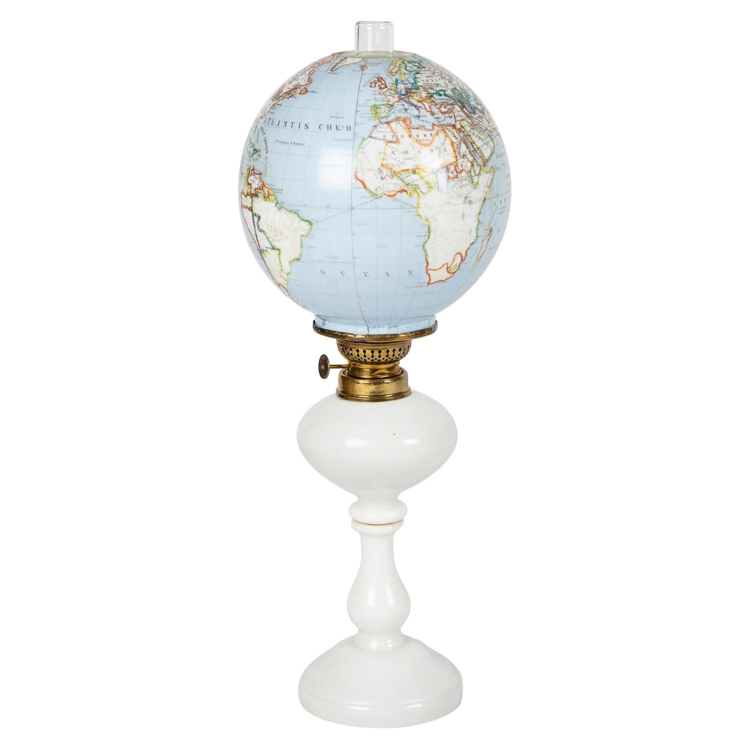 Lampe à huile avec abat-jour globe éclairant, bohème, vers 1885