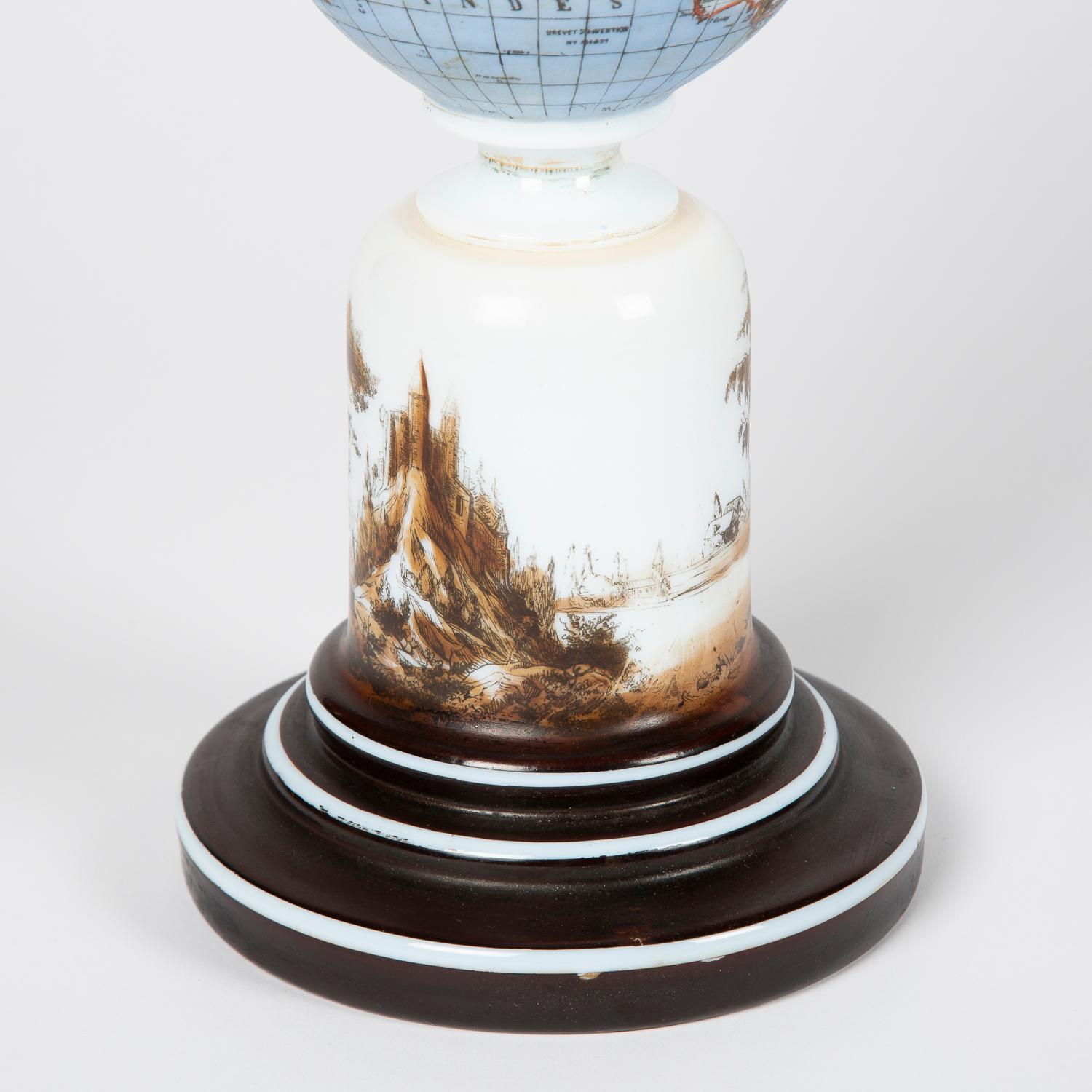 Lampe à huile avec abat-jour en forme de globe d'éclairage, vers 1885 en vente 4