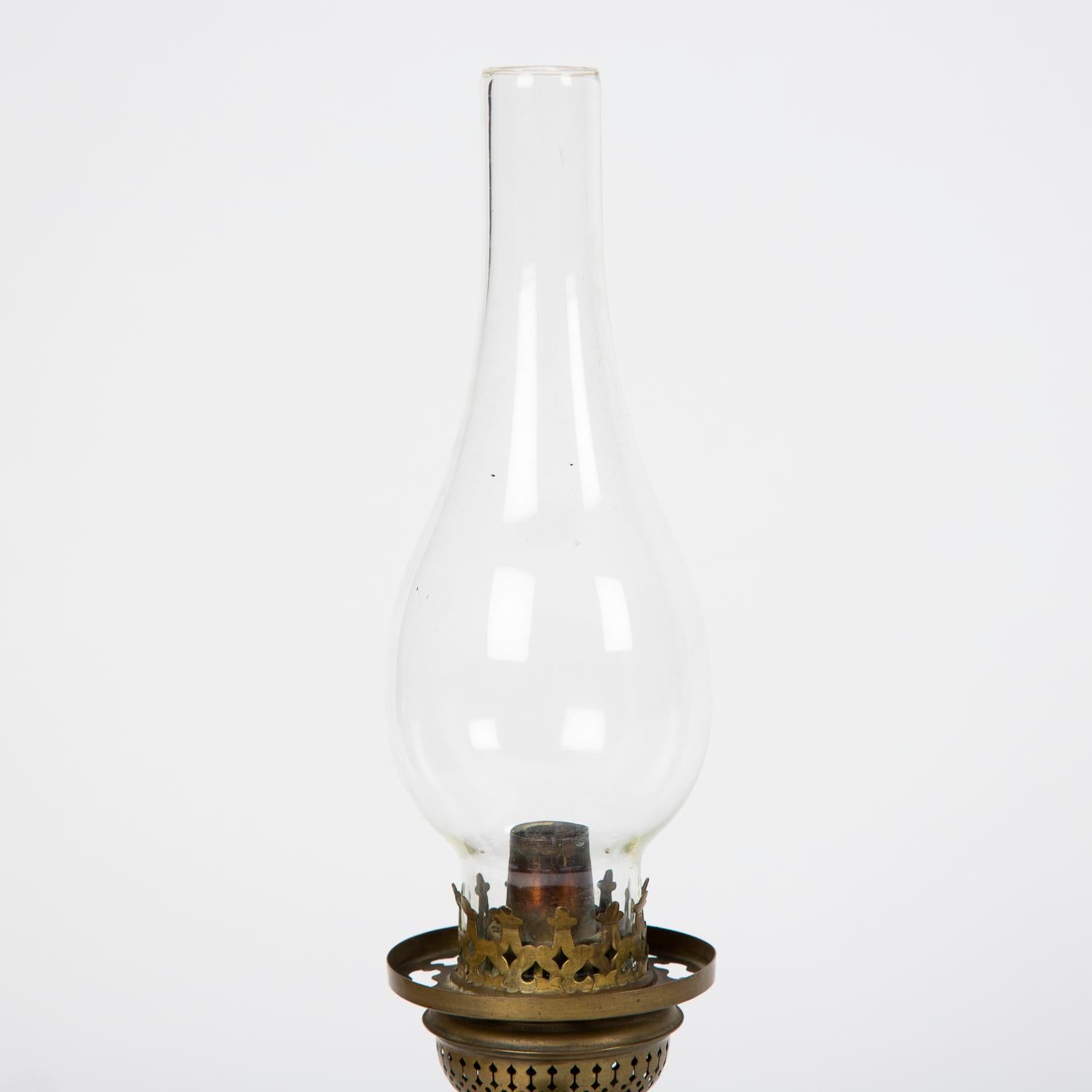 Lampe à huile avec abat-jour en forme de globe d'éclairage, vers 1885 en vente 7