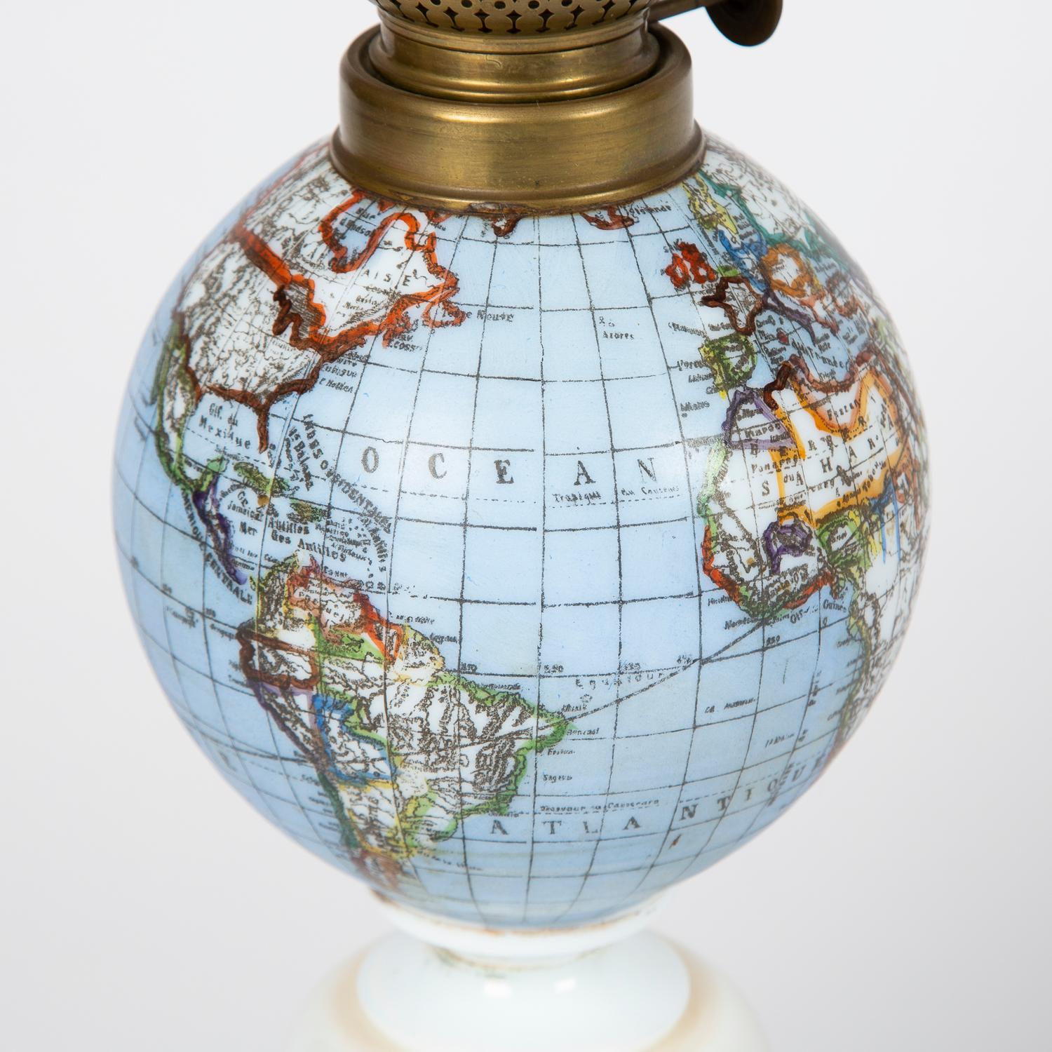 Européen Lampe à huile avec abat-jour en forme de globe d'éclairage, vers 1885 en vente