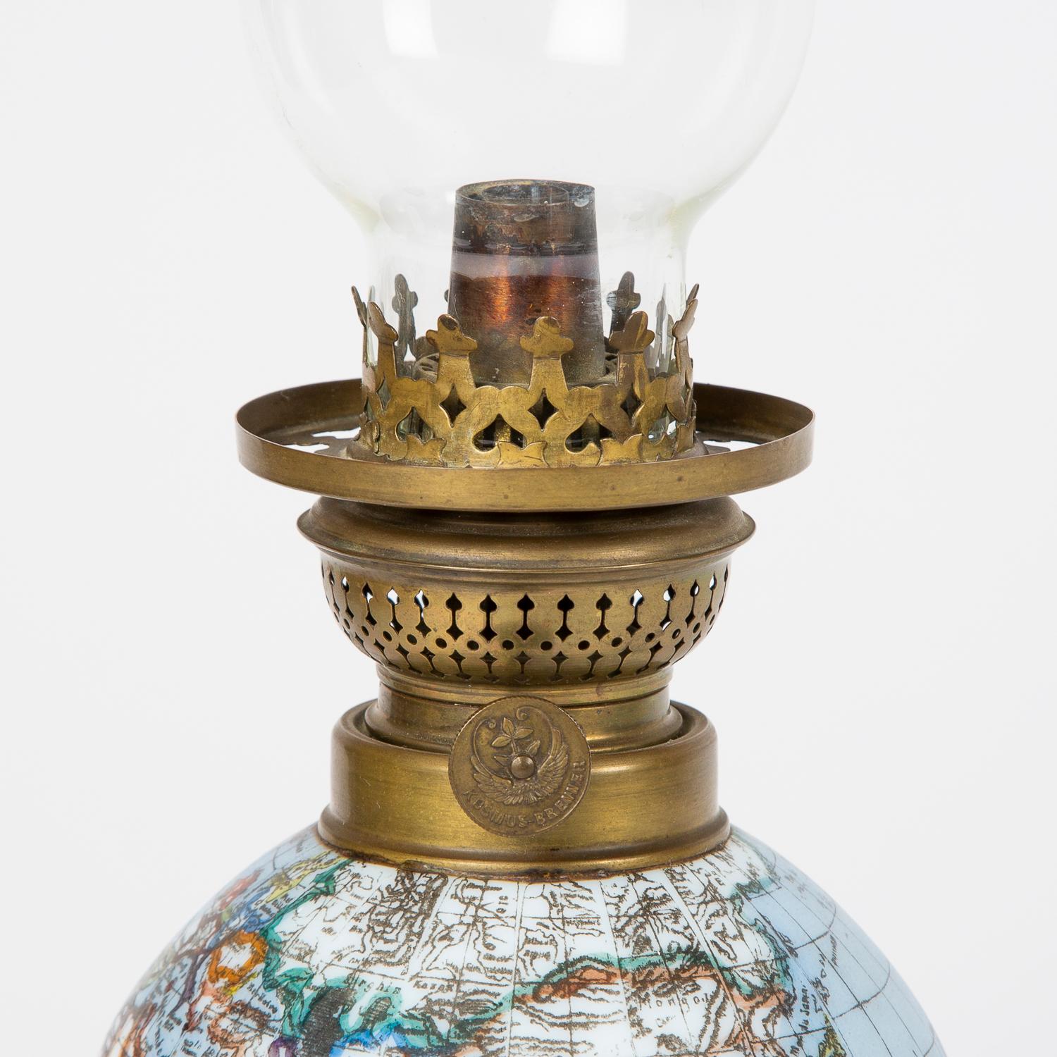 Lampe à huile avec abat-jour en forme de globe d'éclairage, vers 1885 en vente 1