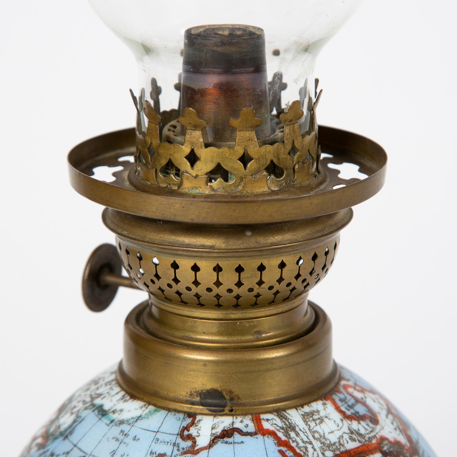 Lampe à huile avec abat-jour en forme de globe d'éclairage, vers 1885 en vente 2