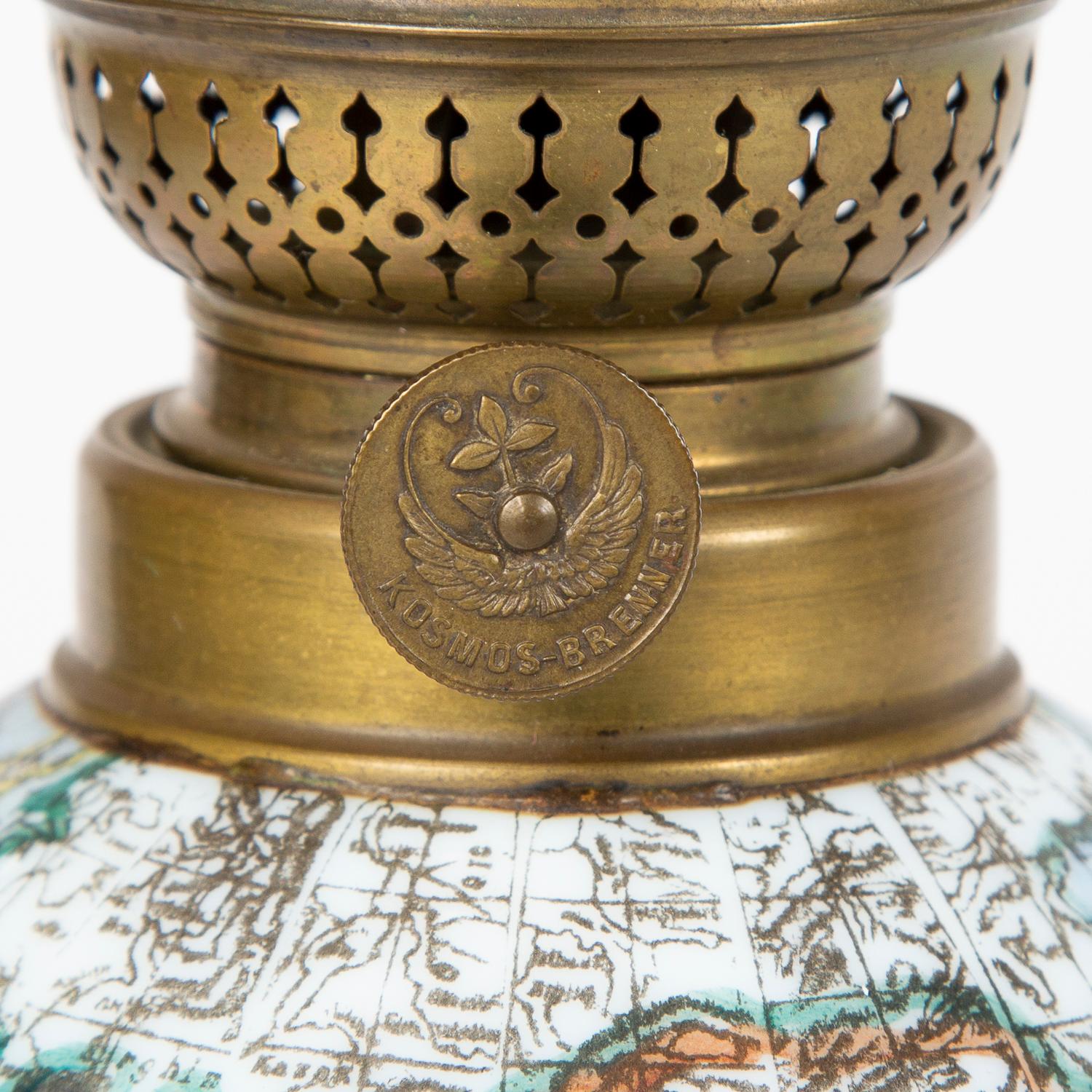 Lampe à huile avec abat-jour en forme de globe d'éclairage, vers 1885 en vente 3