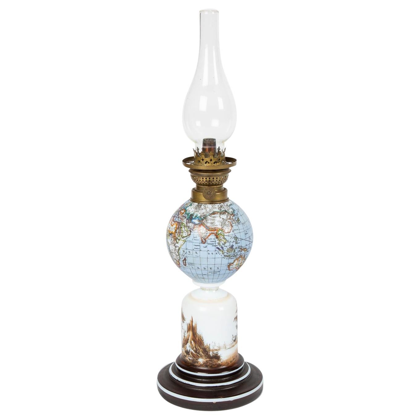 Lampe à huile avec abat-jour en forme de globe d'éclairage, vers 1885 en vente
