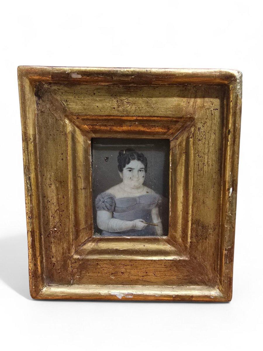 Exquisite Ölminiatur, die eine elegant gekleidete spanische Dame darstellt, geschaffen von dem berühmten Maler José de Roxas aus dem 19. Jahrhundert, der für seine exquisiten Miniaturporträts bekannt ist. Die weibliche Figur ist in zeitgenössische