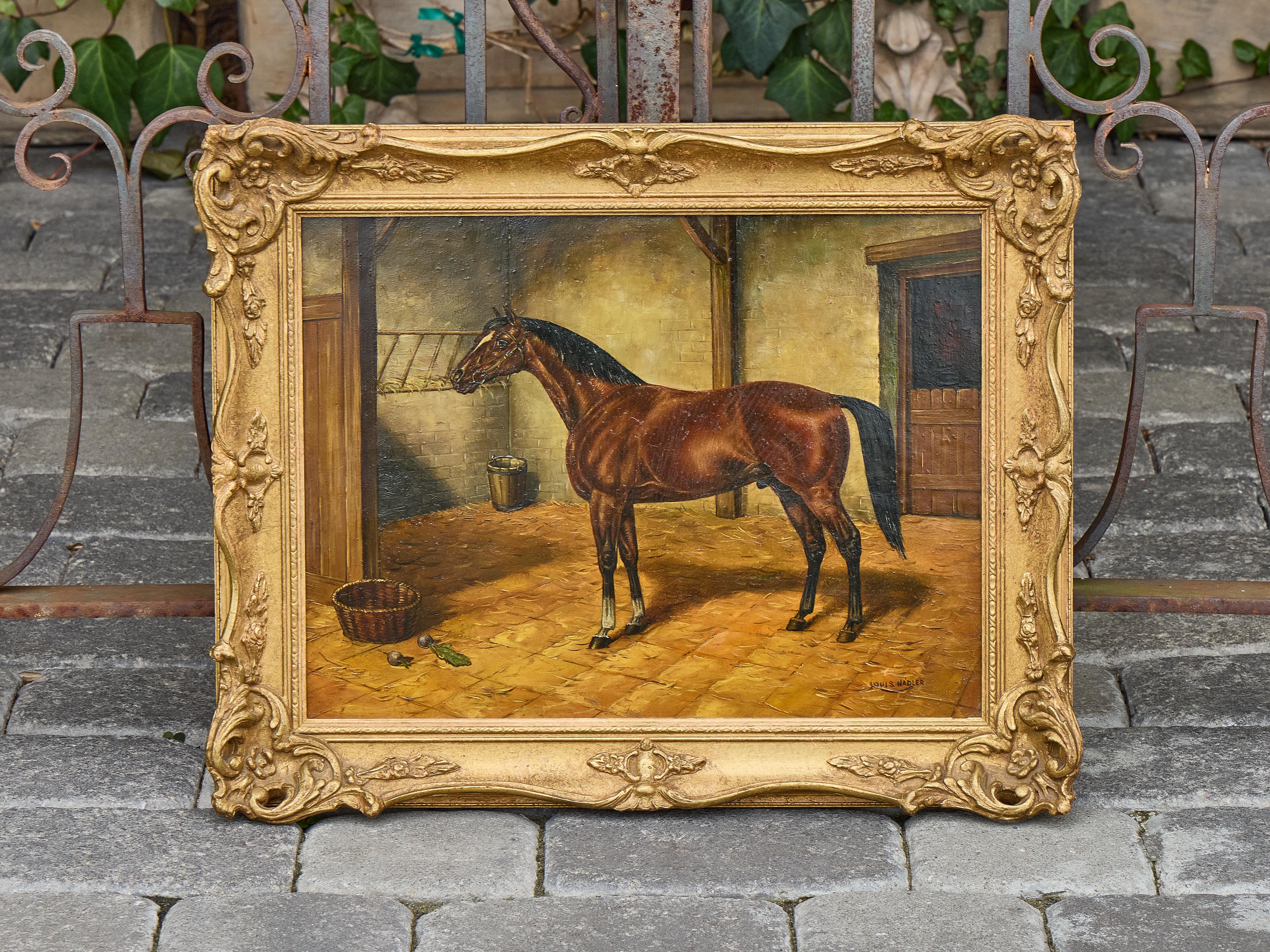 Cette huile sur carton du début du XXe siècle de l'artiste américain Louis Nadler offre un portrait vivant d'un cheval alezan se tenant alerte dans son box. Caractérisée par sa précision anatomique et sa palette de tons chauds, la composition
