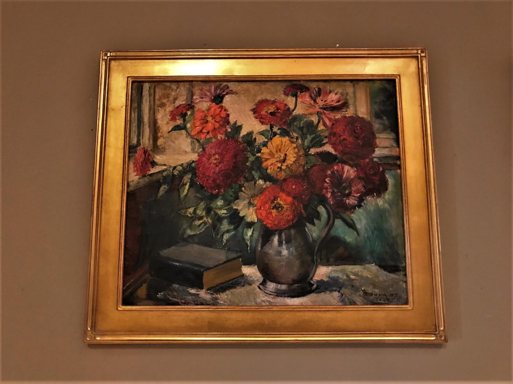 Cette magnifique nature morte évoque des visions d'aller au jardin par une chaude journée d'été et de couper des zinnias pour égayer la maison. Elle a été peinte par Maurice Duvalet en 1949 (signée en bas à droite). M. Duvalet a émigré de France aux