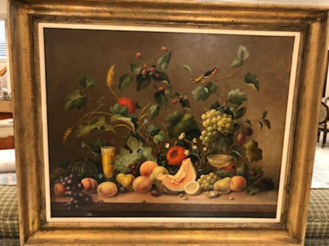 Huile sur toile de Corbe Nature morte. Cette belle peinture d'une urne de fleurs et de fruits présente de riches couleurs terreuses et des détails vifs. Le tableau est signé 