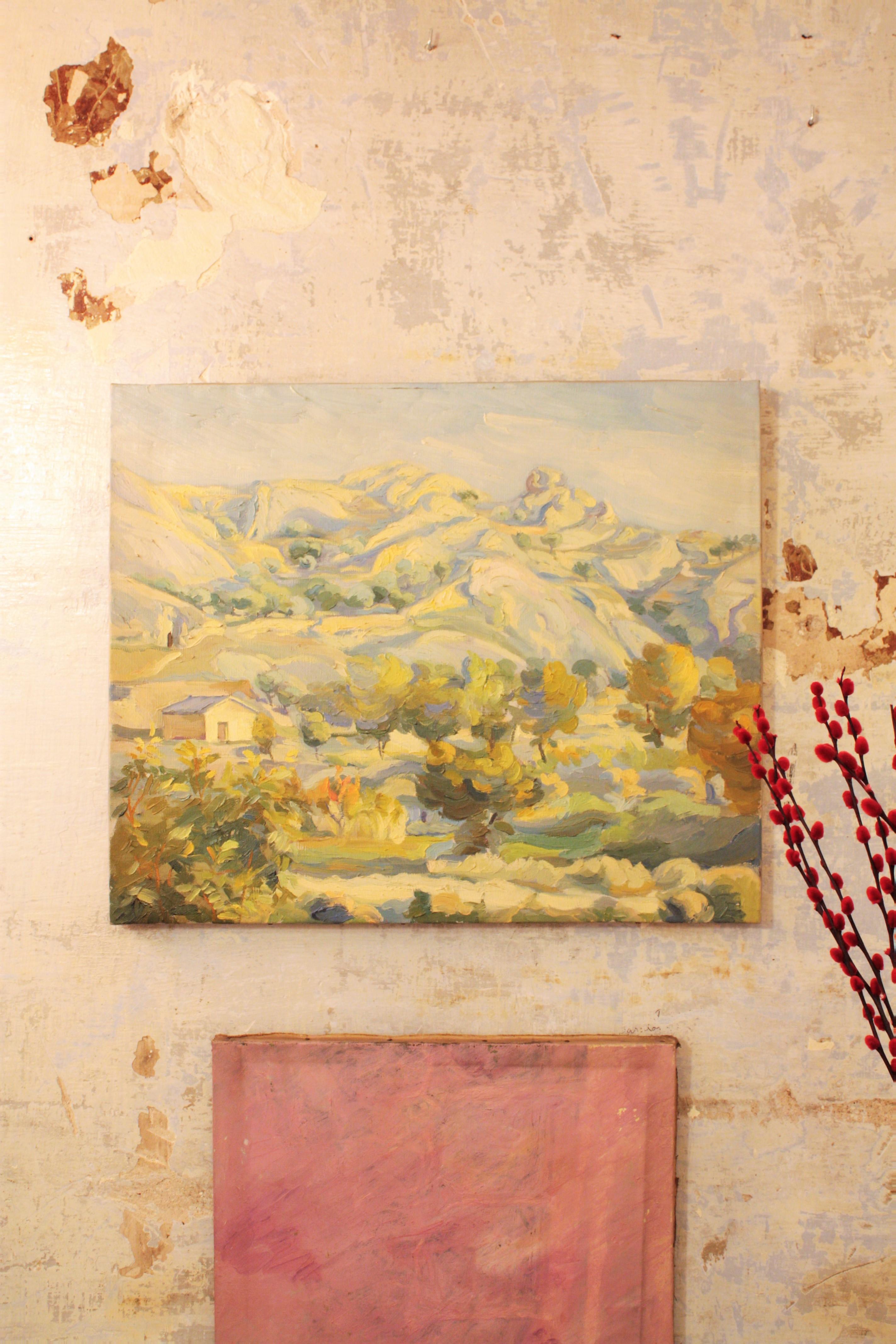Paysage impressionniste d'une maison de campagne entourée de collines et de forêts. Espagne, 1930-1940.
Cette peinture est fortement texturée dans des tons de vert et de bleu avec des accents de blanc. La peinture de cette pièce est épaisse et