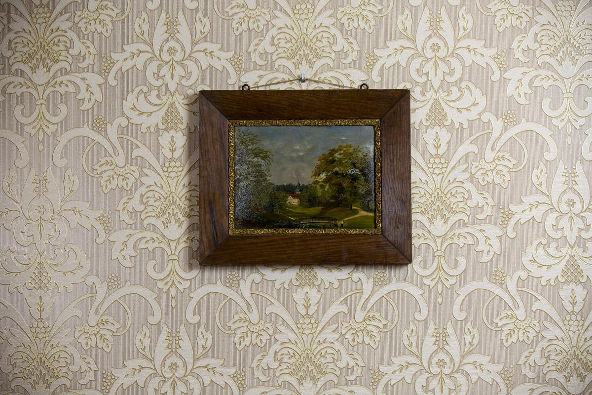 Une peinture à l'huile sur toile, fixée sur du contreplaqué, représentant un parc avec un monastère en arrière-plan.
Le tableau est fermé dans un cadre en chêne, orné de l'intérieur d'une moulure peinte en or.

Cette huile sur toile est signée de