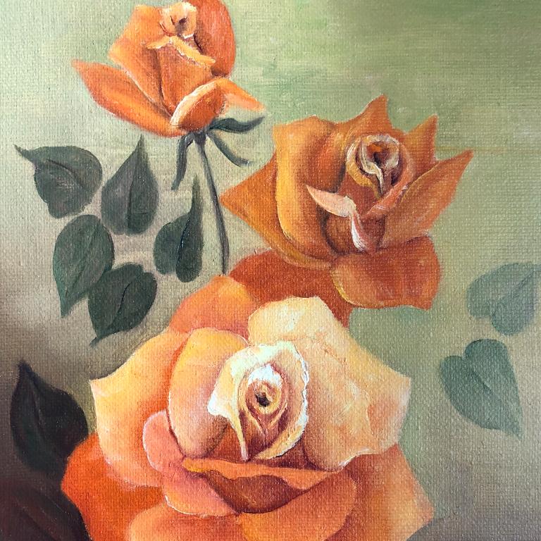 Precioso cuadro floral con rosas ámbar y fondo verdigris. Lienzo tensado sobre bastidor de madera dorada tallada a mano. Espalda sujeta con un alambre para colgar. Perfecto para una pared de galería o sobre una repisa.