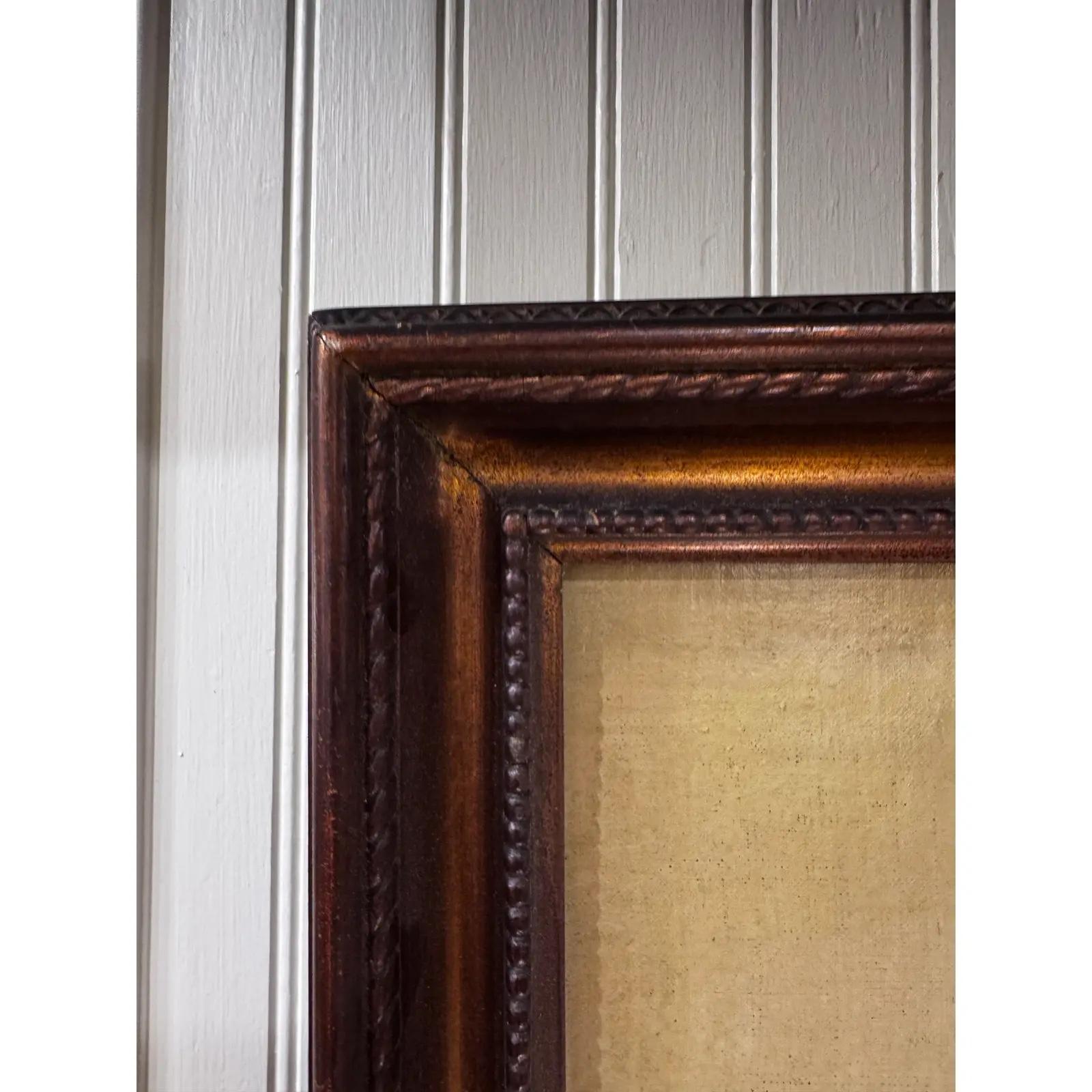 Dieses Öl auf Leinwand ist ein Grundnahrungsmittel der Reiterkunst! Auf diesem Gemälde steht ein dunkelbraunes Pferd auf einem Heubett in einem Stall, was der ganzen Szene einen warmen Glanz verleiht. In der Nähe hängt ein Mantel mit den Initialen