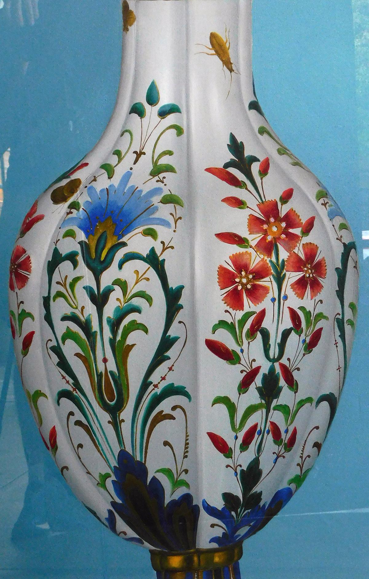 Peinture à l'huile sur toile ; grande paire de peintures représentant des vases chinois en vente 2