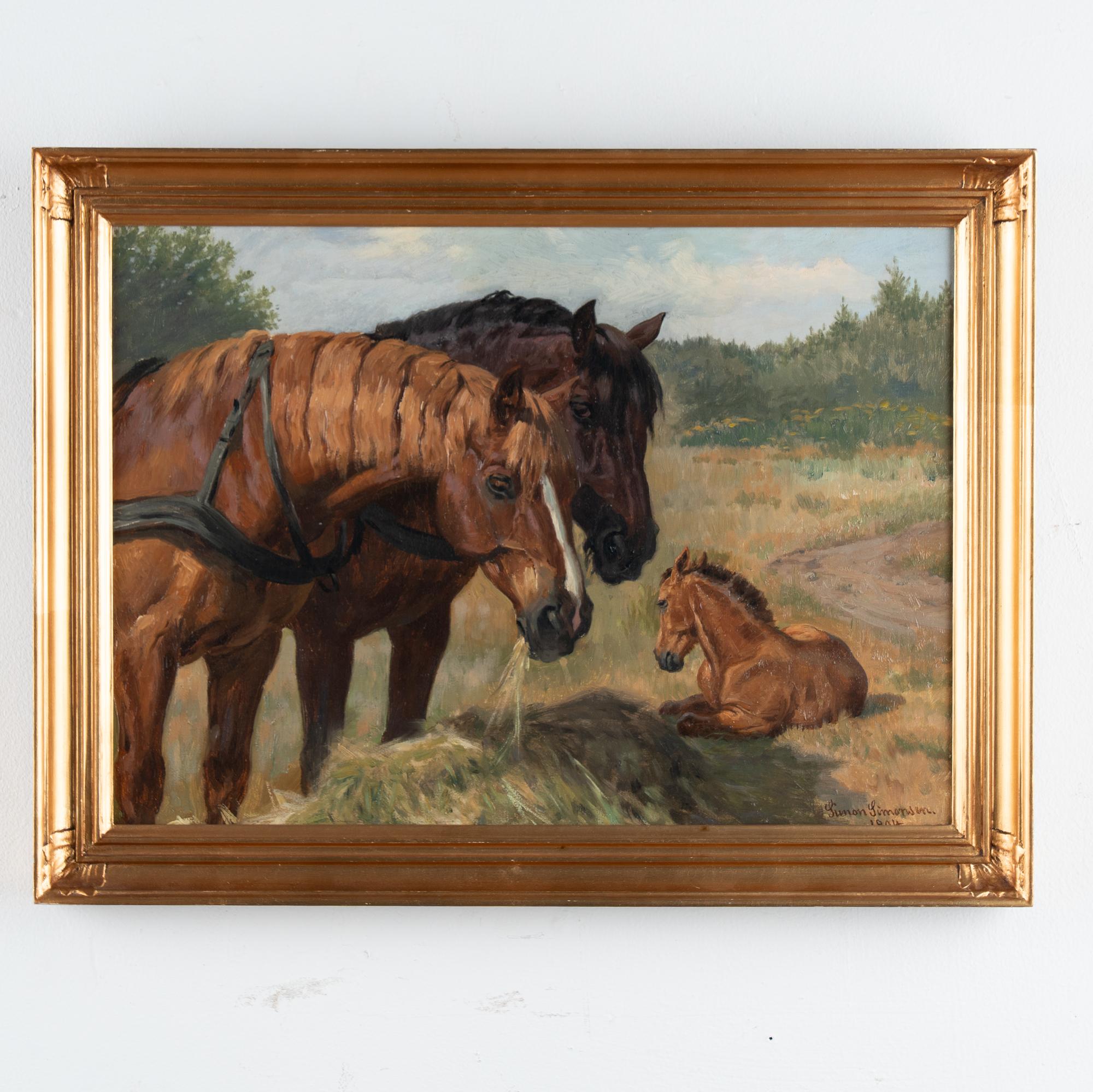 Original Öl auf Leinwand von zwei Arbeitspferden und einem Fohlen. Signiert und datiert Simon Simonsen, 1904.
Thema: Feldlandschaft von  Zwei Pferde im Geschirr fressen Heu, in der Nähe liegt ein Fohlen.
Condit: Leinwand und Rahmen sind in gutem,