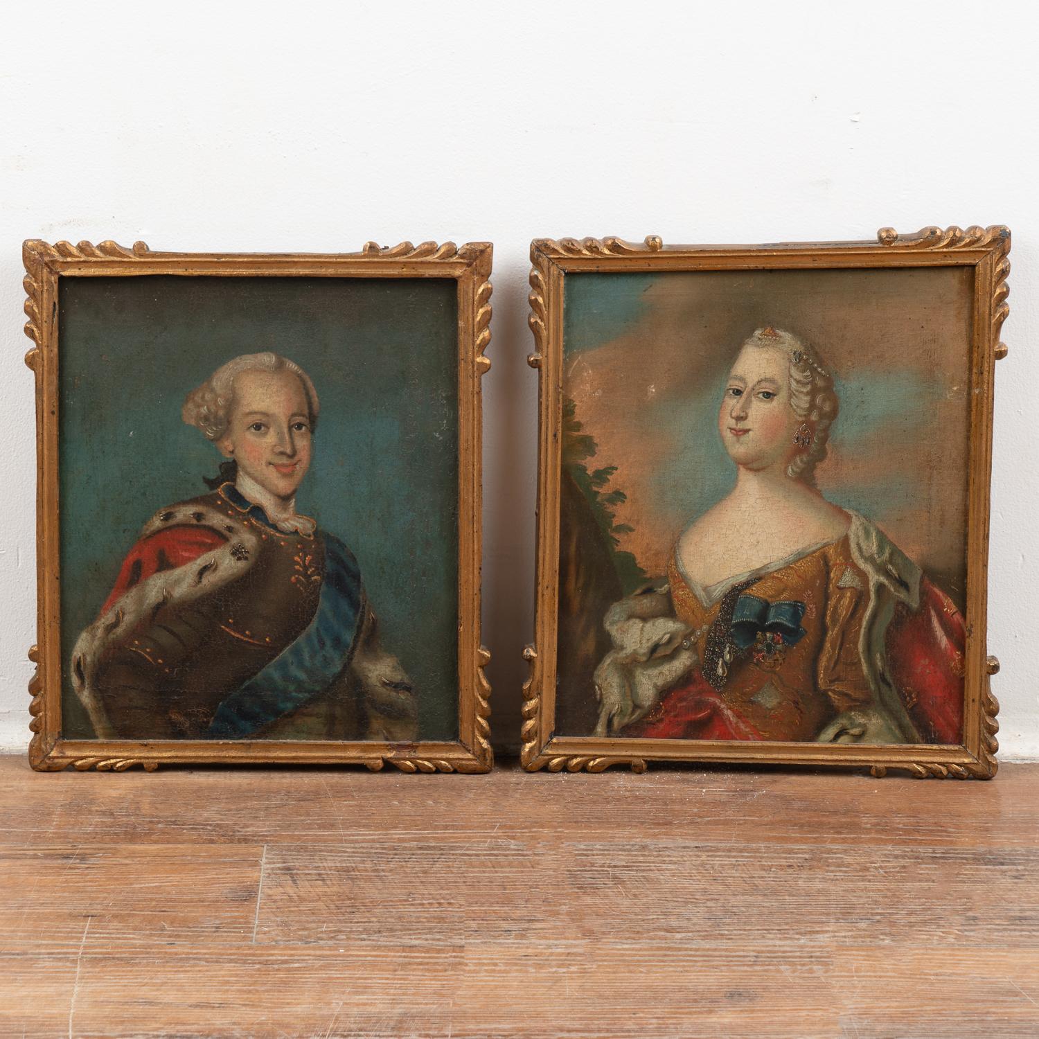 Paar, Originalporträts in Öl auf Leinwand von König Frederik V. (1723-1766) und Dronning Louise (1724-1751). Nicht signiert.
Dänische Schule, 18. Jahrhundert.

Zustand: Durchgehend Craquelé, oberflächliche Kratzer und Druckstellen mit Abplatzungen;