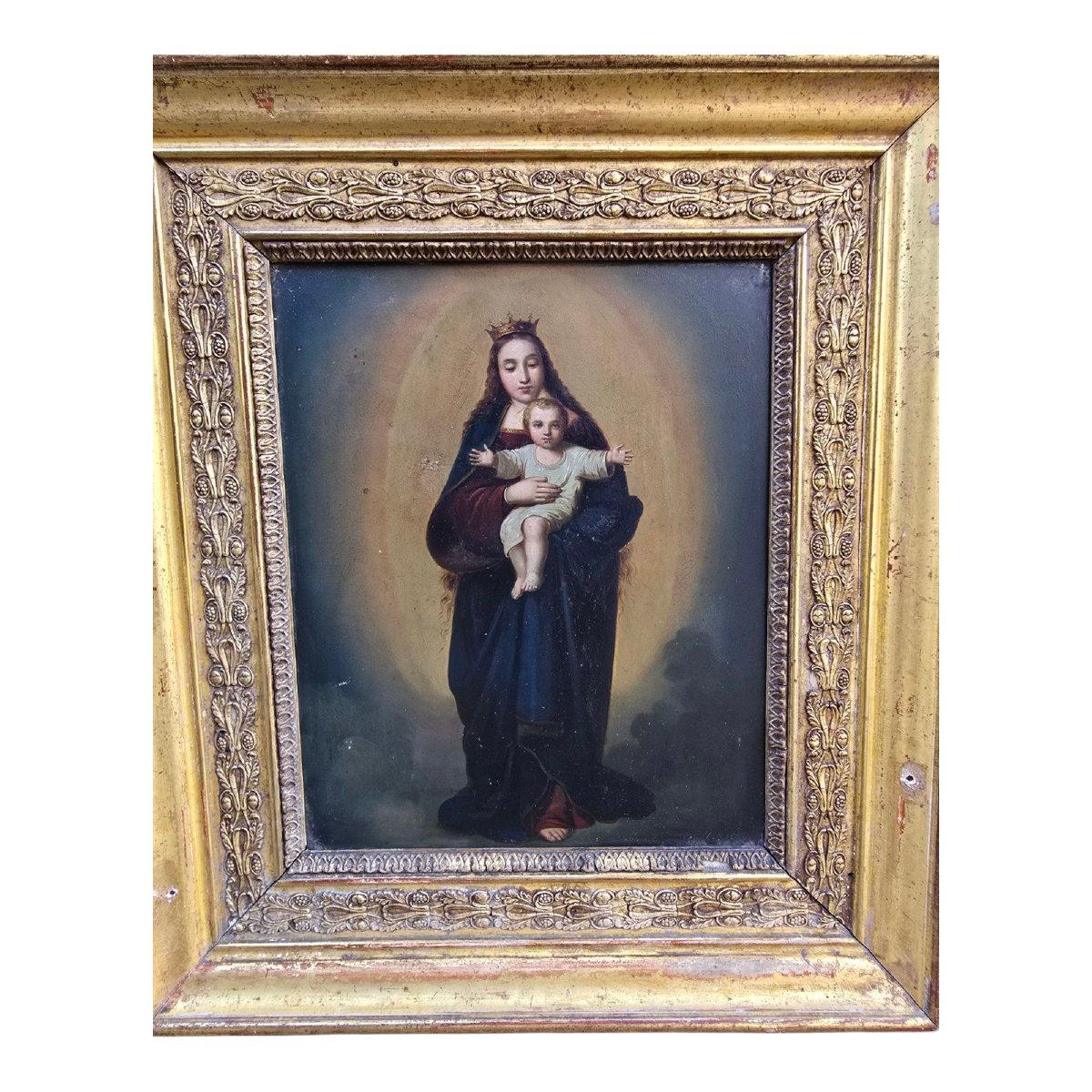 Une peinture à l'huile de dévotion sur plaque de cuivre magnifiquement conservée, représentant la Vierge Marie tenant tendrement l'Enfant Jésus. Exécutée vers 1700-1750, cette œuvre du XVIIIe siècle incarne la grâce sacrée et la sérénité typiques de
