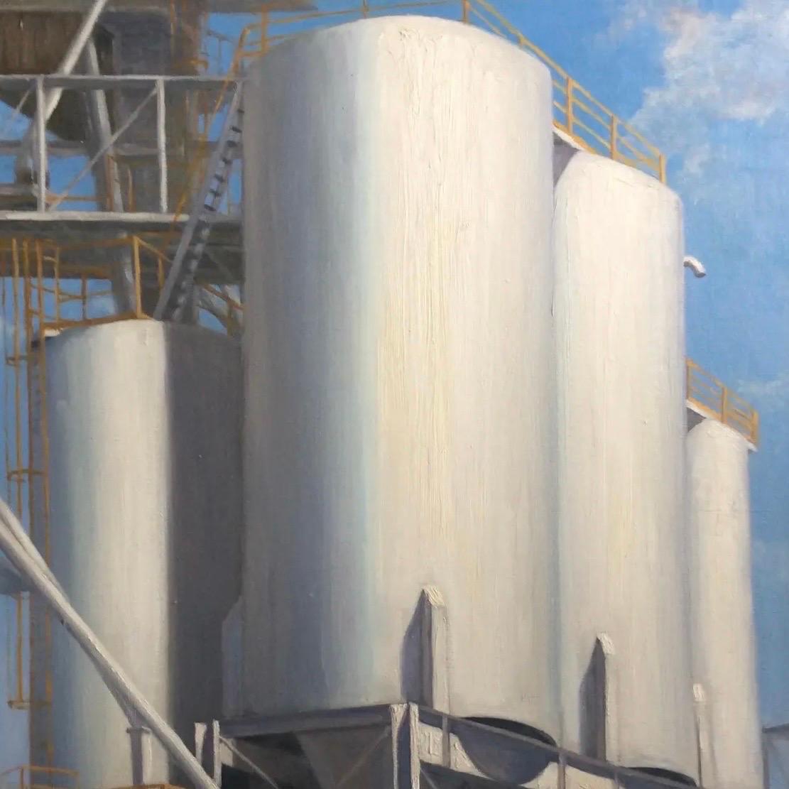 Ein industrielles Öl auf Leinen des amerikanischen Künstlers Valeri Larko (geb. 1960). Die Szene zeigt mehrere Kegelbodensilos, industrielle Laufstege und Rohrleitungen vor einem blauen Himmel mit weichen weißen Wolken. Eingefasst in einen einfachen