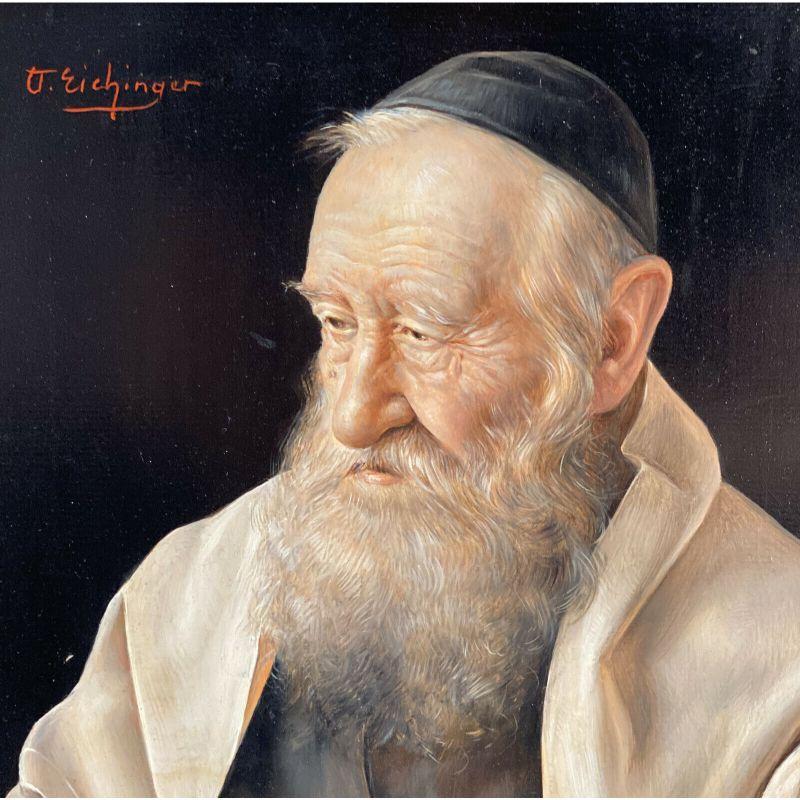 Porträtgemälde eines Rabbiners in Öl auf Tafel von Otto Eichinger. 

Otto Eichinger (Österreich, 20. Jahrhundert) Öl auf Tafel, Porträt eines Rabbiners, der eine Miniaturbibel hält und in die Ferne blickt. Oben links vom Künstler signiert. Gerahmt