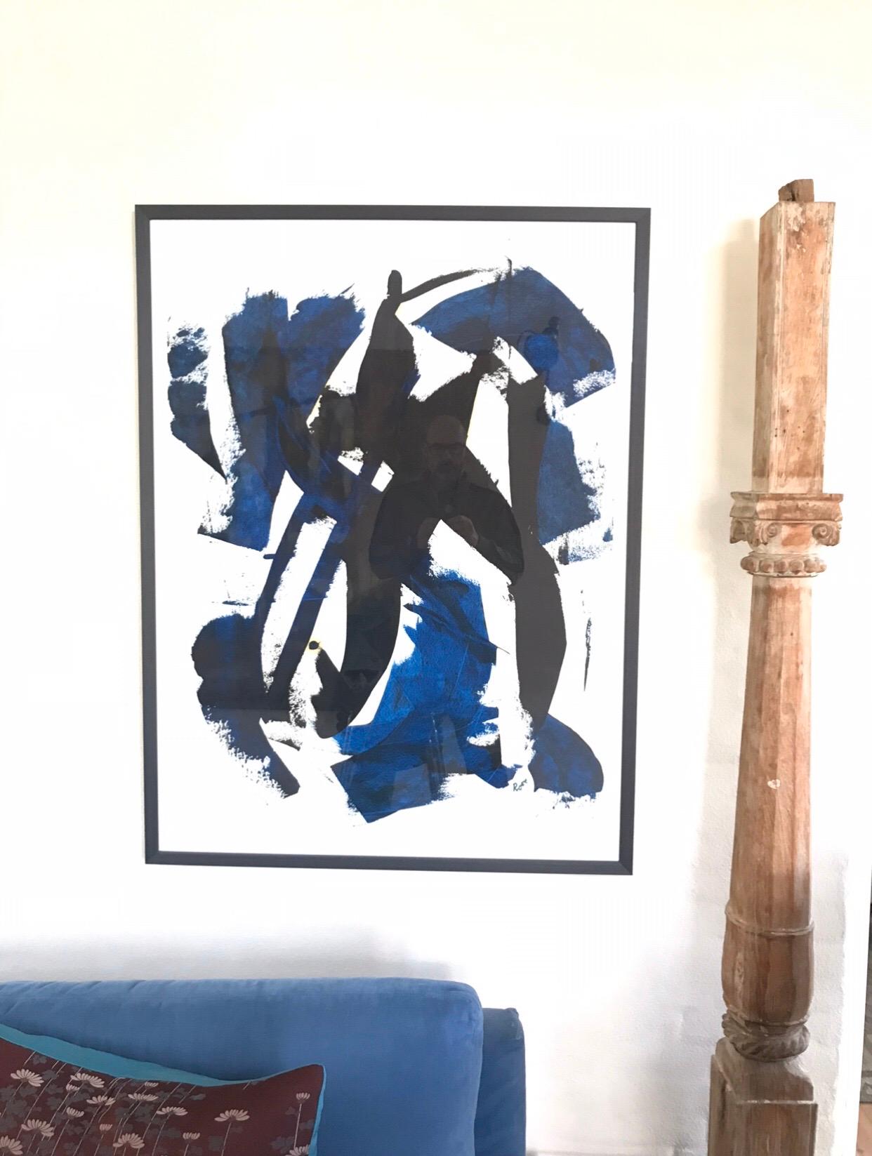 Öl auf Papier
Schwarz macht Platz für Blau
Von Jan Rose
Jan Rose hat ein interessantes Leben geführt: Er war bei der französischen Fremdenlegion, Leibwächter für die Stars, Autor und jetzt Künstler.
Jan Rose ist außerordentlich gut darin, Form,
