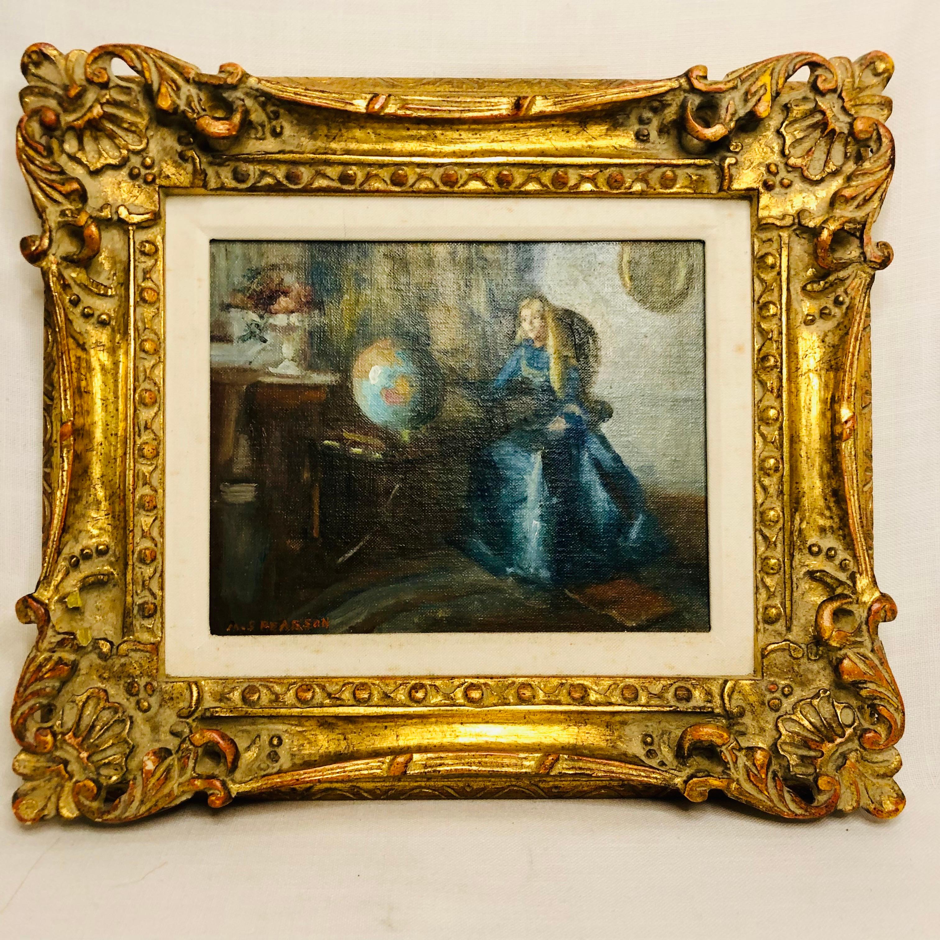 J'adore cette peinture à l'huile peinte par Marguerite Stuber Pearson représentant une jeune femme blonde assise dans son salon à côté d'une table sur laquelle se trouve un globe terrestre. Marguerite Stuber Pearson est née le 1er août 1898 et est