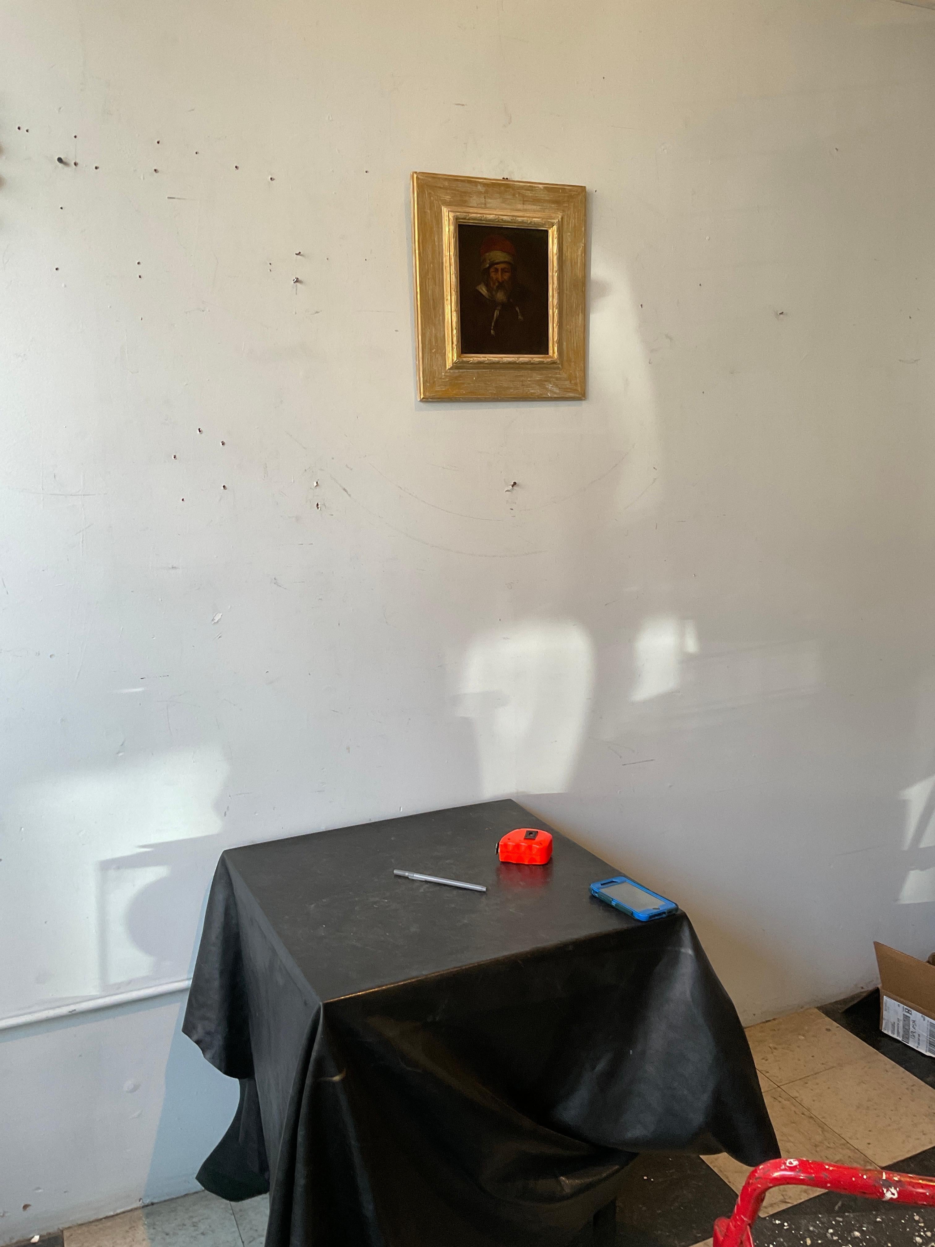 Quadro del 1950 su tavola di masonite raffigurante un uomo anziano olandese del 1600. In una cornice in legno dorato lavato.