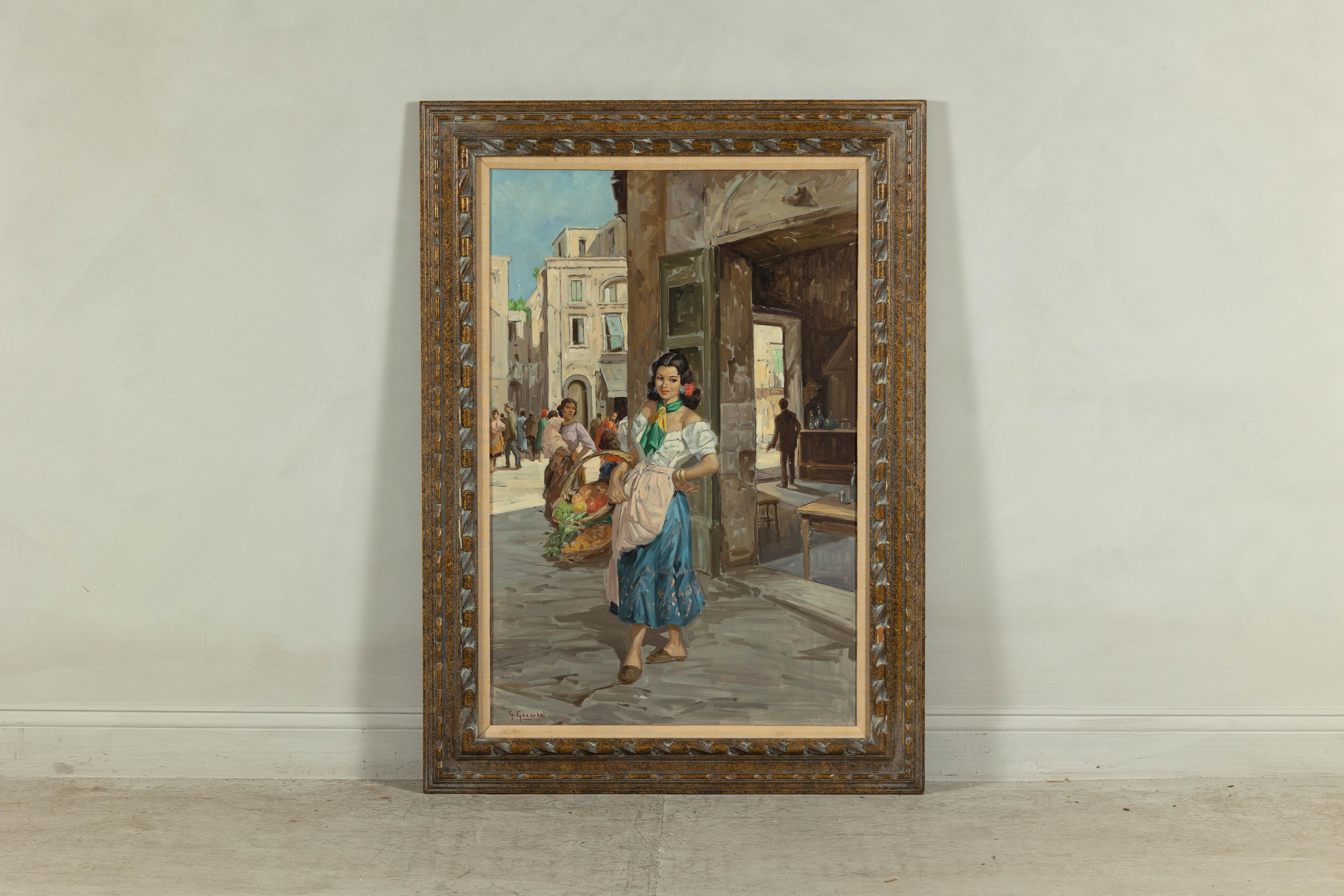 Cette peinture vivante à l'huile sur toile capture une scène de rue italienne éclairée par le soleil, avec en son cœur un personnage féminin saisissant. Vêtu d'un chemisier blanc, d'un foulard vert et d'une jupe bleue à détails floraux, le sujet
