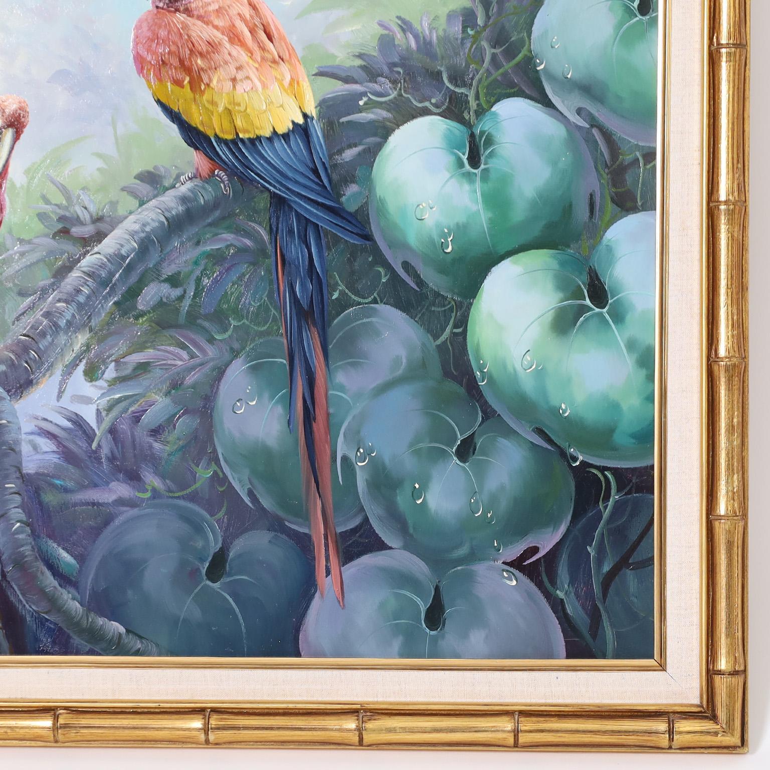 Saisissante peinture à l'huile sur toile représentant trois perroquets dans un décor naturel de forêt tropicale, exécutée avec la technique de l'hyperréalisme. Signé par le célèbre artiste américain Andre Lange et présenté dans un cadre en bois doré
