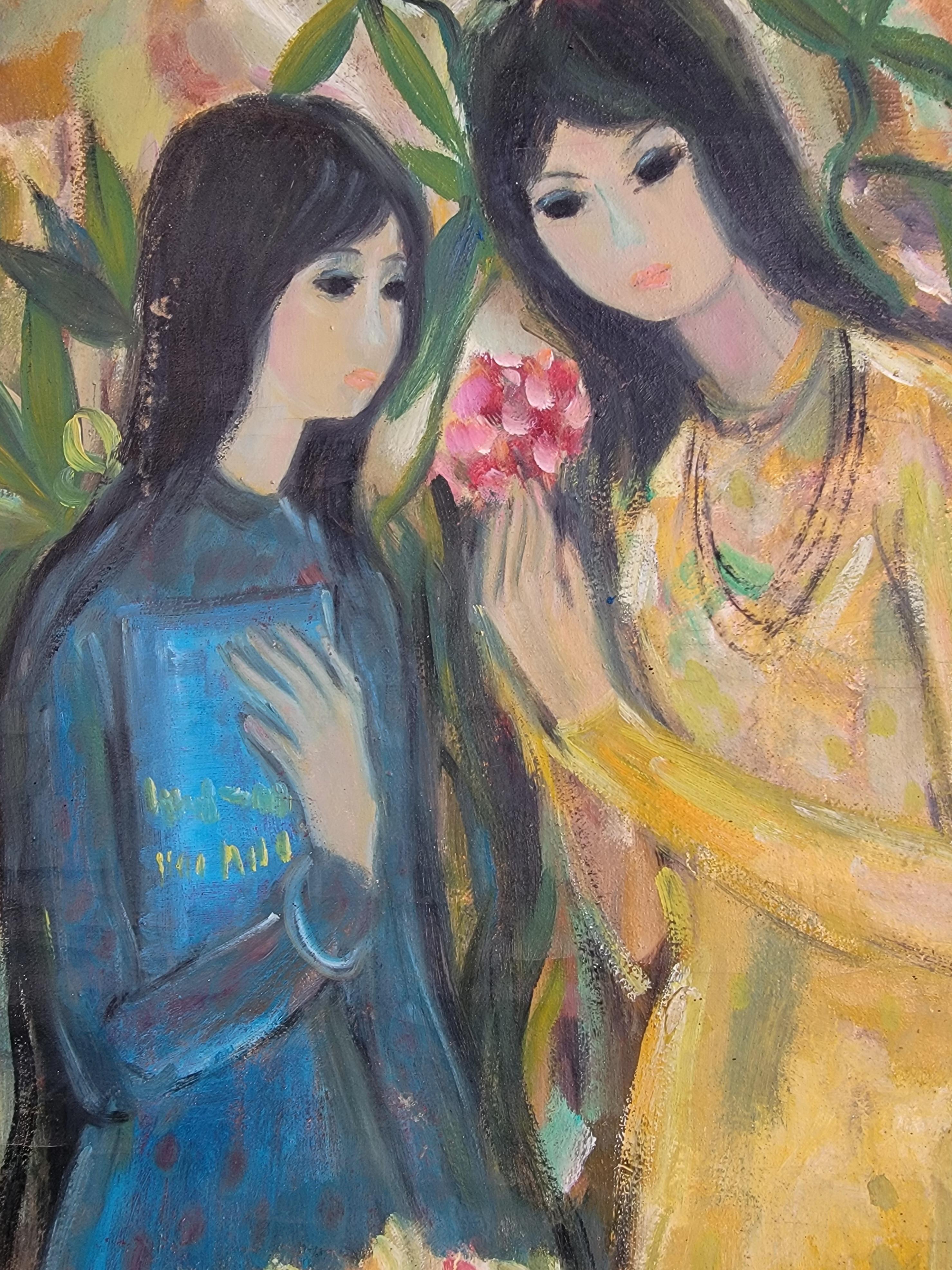 Pintura figurativa de dos mujeres vietnamitas admirando un ramo de flores. Conservando el marco original. La firma del artista en la parte inferior derecha es indescifrable. Un cuadro encantador que refleja el estilo y los colores de los años 70. El