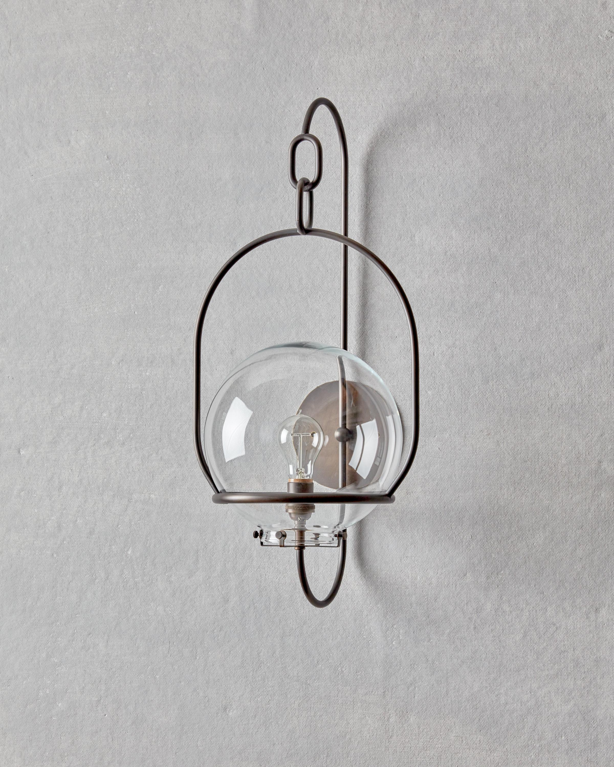 A timeless addition for an entryway rendered in bent brass, the Emil Wall Lantern is an updated classic with a nod to tradition. 

OVERALL DIMENSIONS
11
