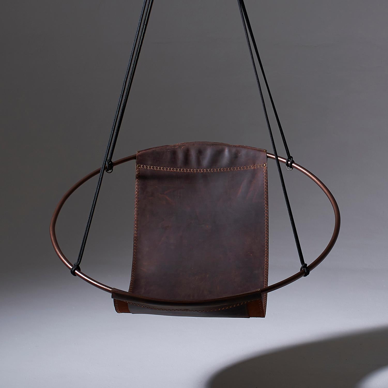 Moderne Chaise suspendue en cuir véritable brun clair teinté à l'huile en vente