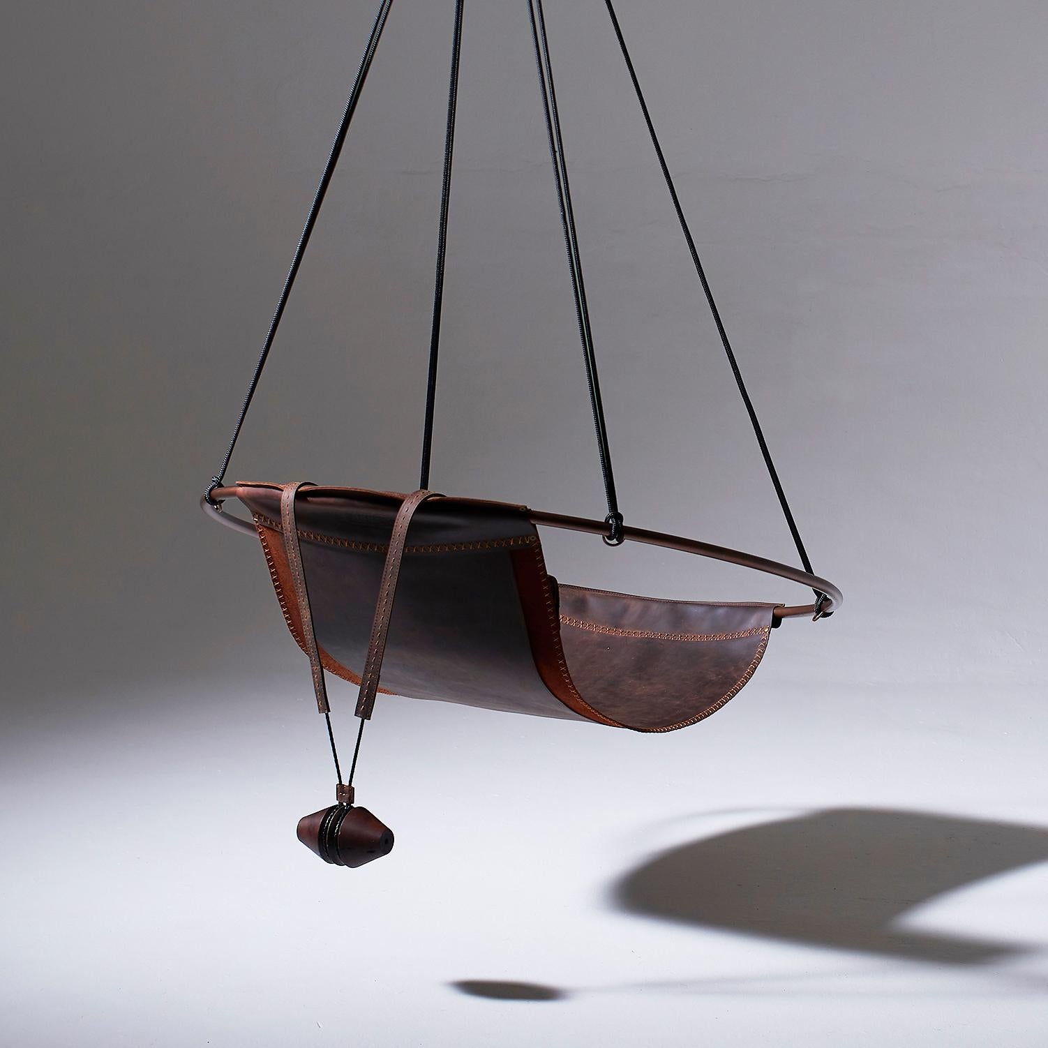 Sud-africain Chaise suspendue en cuir véritable brun clair teinté à l'huile en vente