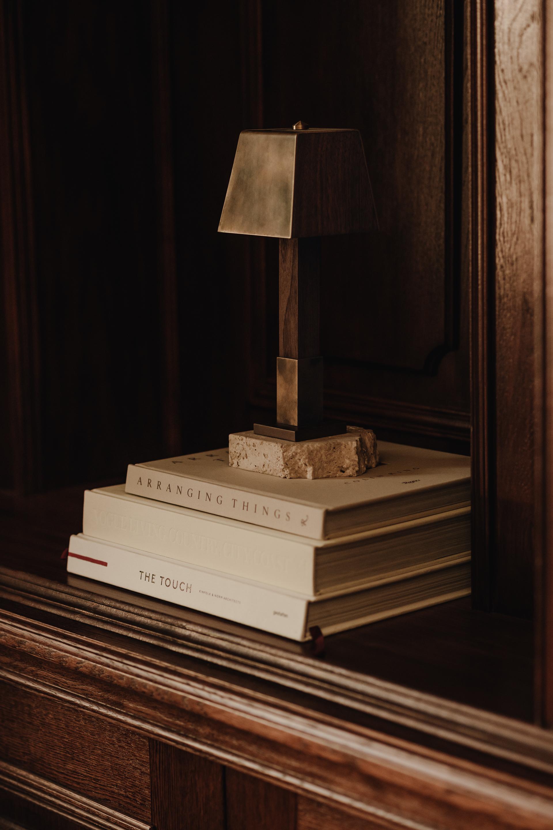 The Oile lamp is a discreet proposition for those who value elegance with the afterimages of classic craftsmanship and love for the nobility of materials. The Oile lamp is the perfect complement to the rest space. Providing subtle, pleasant light,