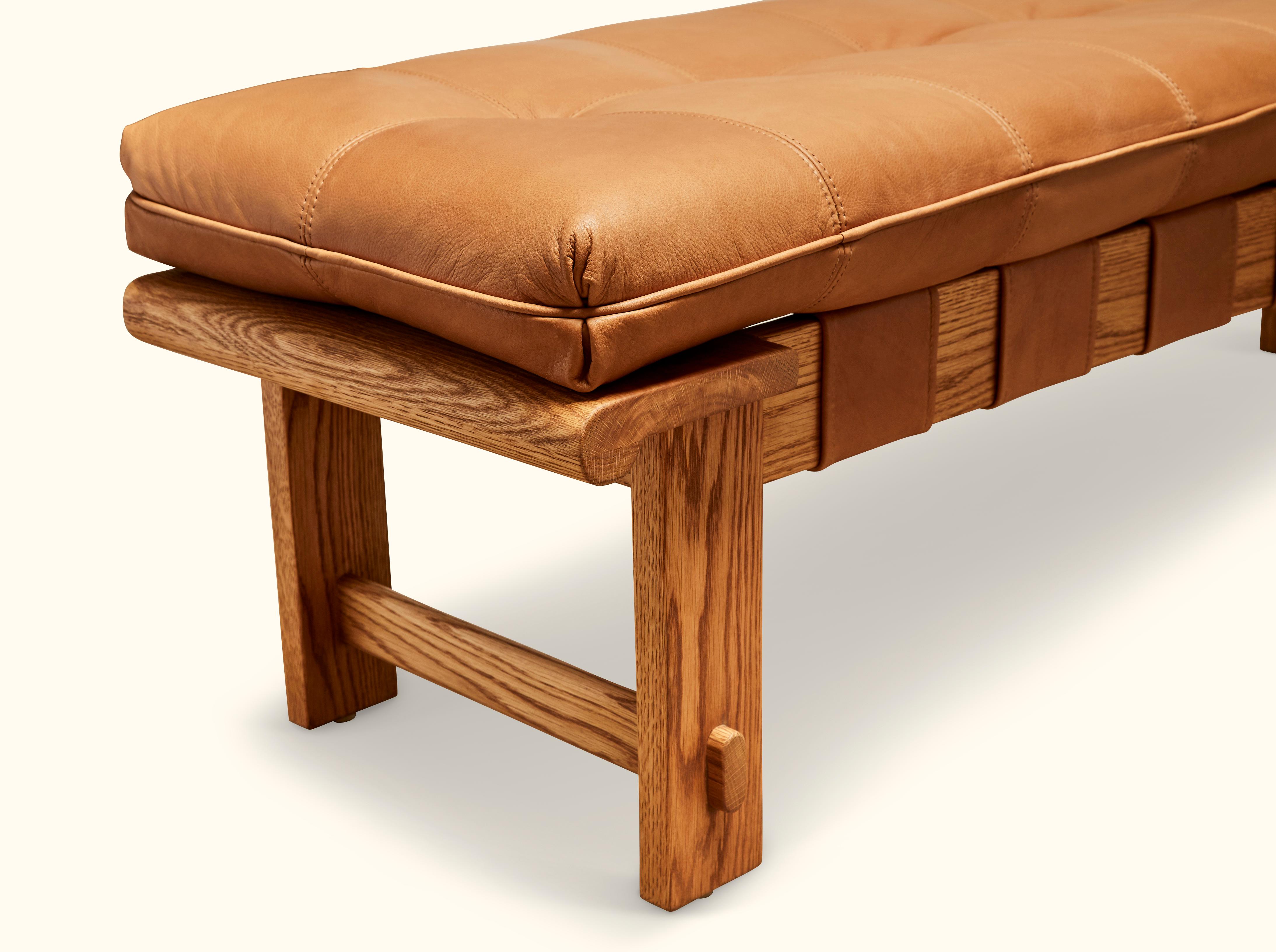 Le banc Ojai est doté d'une base en chêne blanc massif ou en noyer massif et d'un dossier touffeté
coussin en cuir avec sangles en cuir. 

La collection Lawson-Fenning est conçue et fabriquée à la main à Los Angeles, en Californie. Renseignez-vous