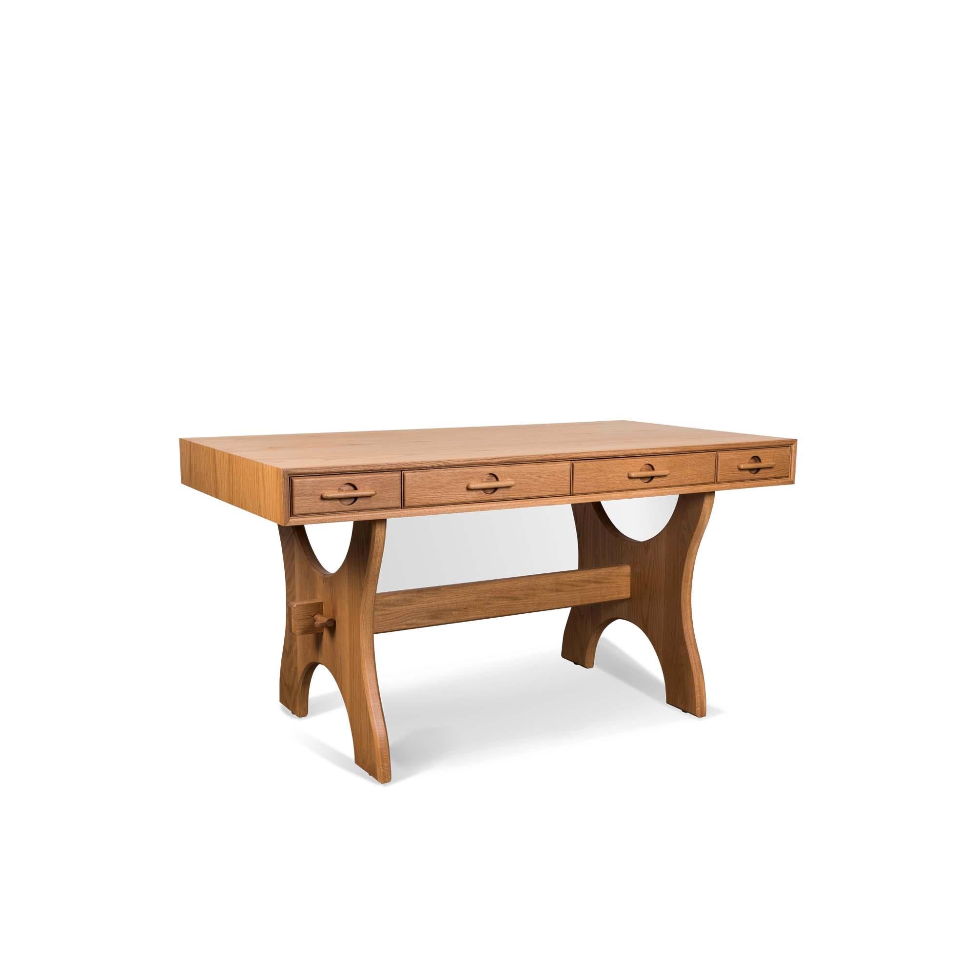 Der Ojai-Schreibtisch hat vier Schubladen und ist mit massiven Beinen aus amerikanischem Nussbaum oder Weißeiche ausgestattet. Die Schubladengriffe sind aus massivem, geschnitztem Holz gefertigt. 

Die Lawson-Fenning C-Kollektion wird in Los