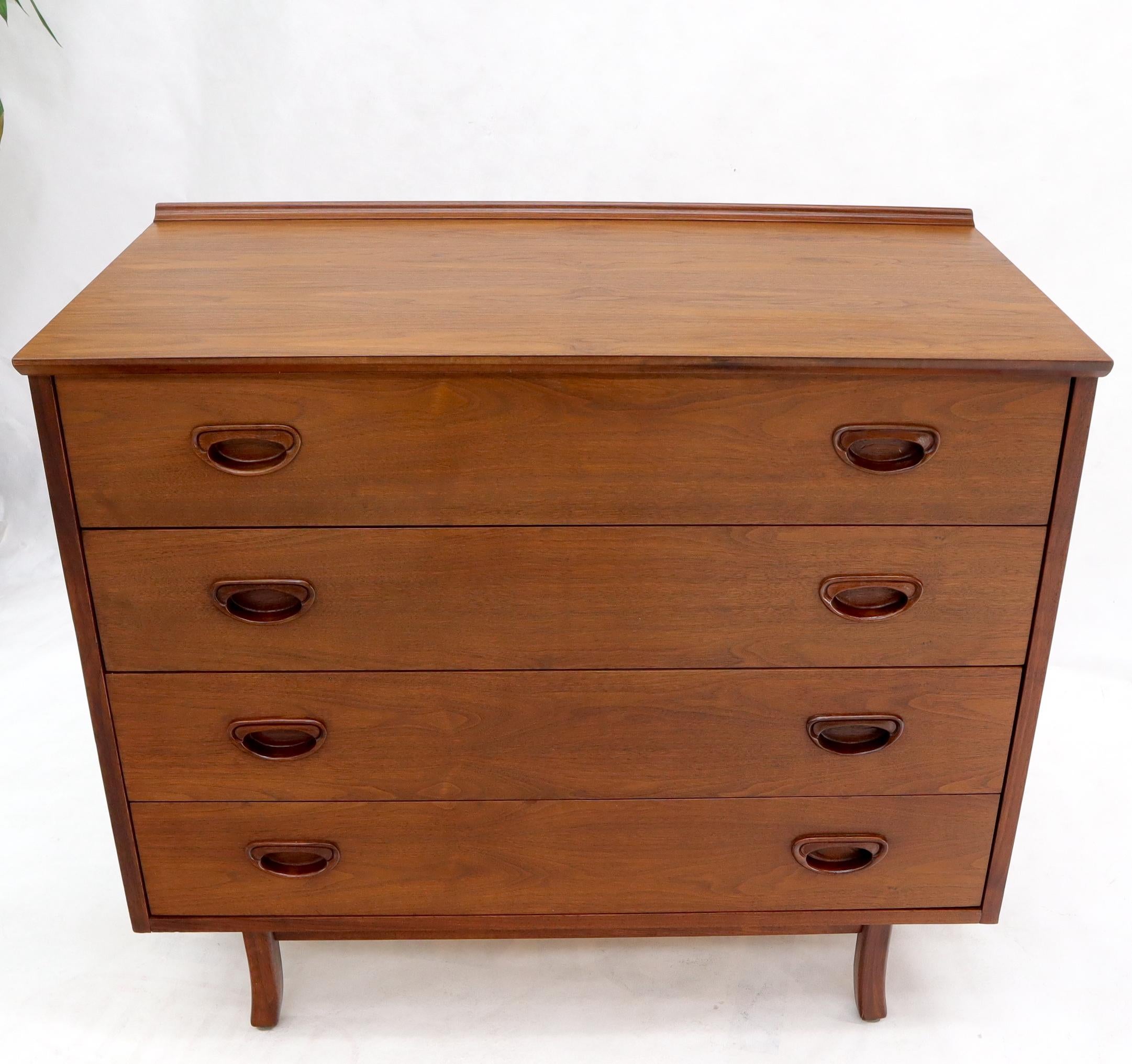 20th Century Oiled Walnut 4 Drawers Back Splash Bachelor Chest Dresser For Sale
