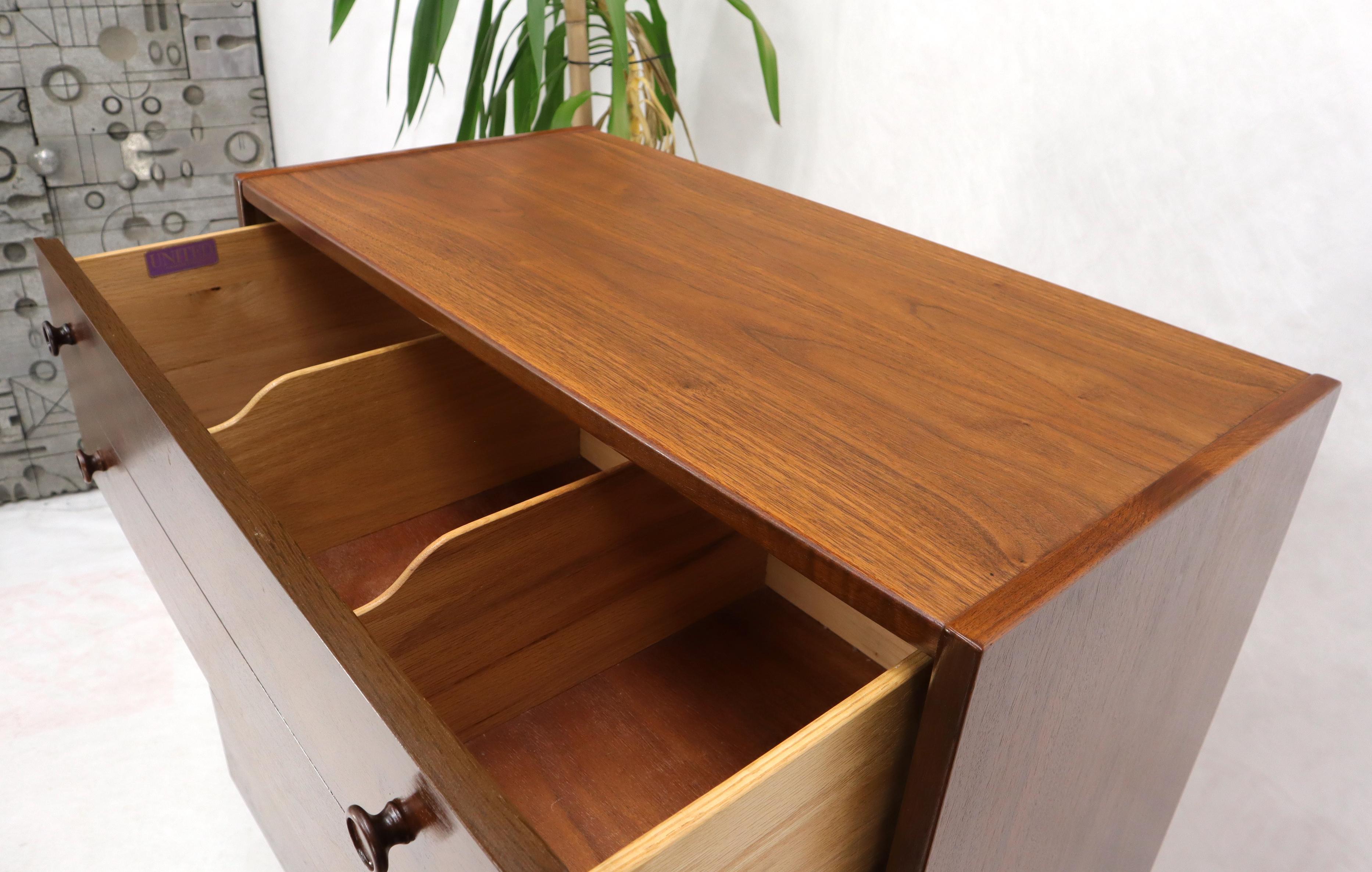 20th Century Oiled Walnut Mid-Century Modern High Chest 4 Drawers Dresser For Sale