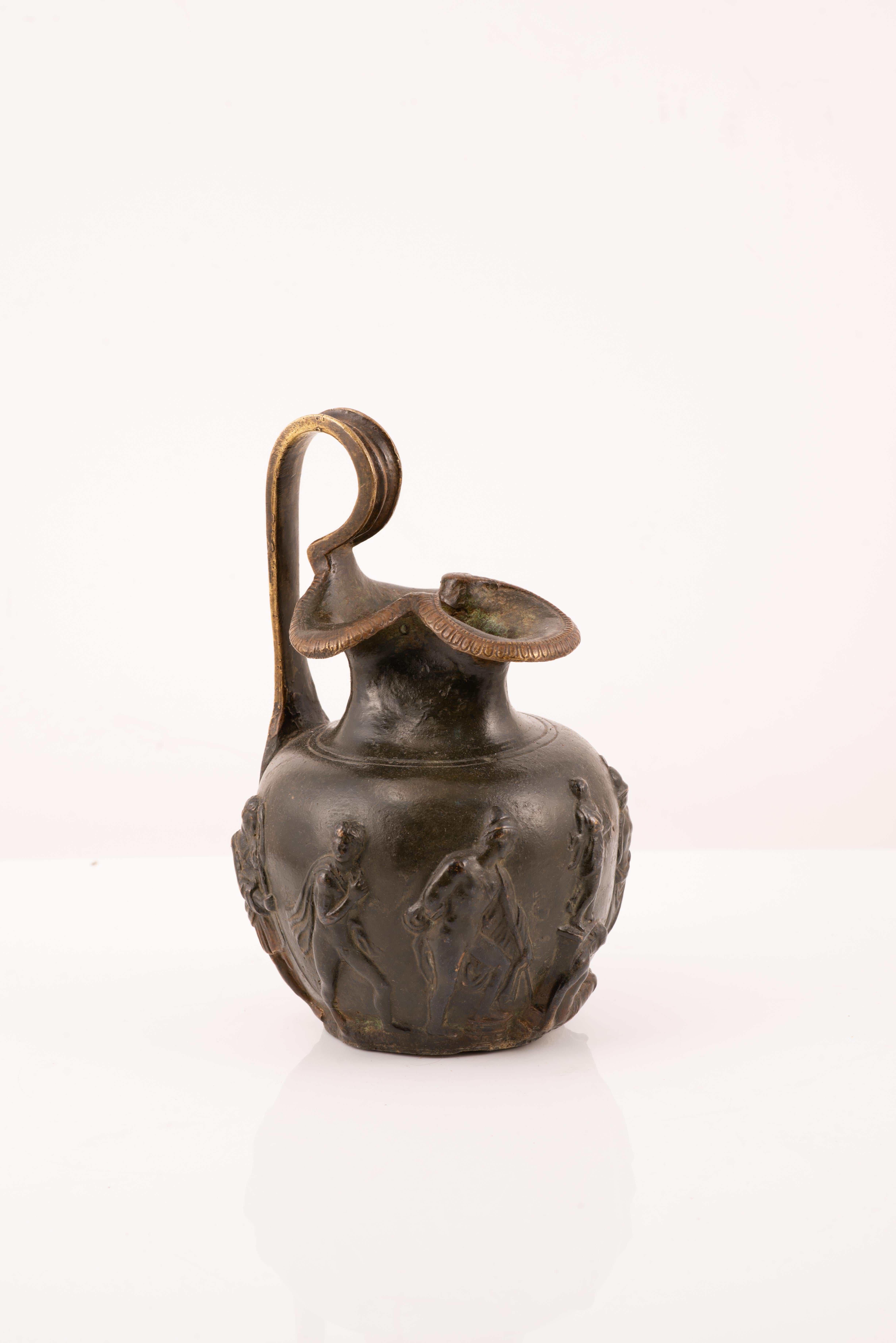 Oinochoe. Bronzo. Forse Italia, XIX secolo. 
Un'oenochoe, oinochoe, oinochoe o oenochoe è un recipiente utilizzato per attingere il vino da un cratere (dove veniva conservato) prima di servirlo nell'antica Grecia. Il suo periodo di massimo splendore