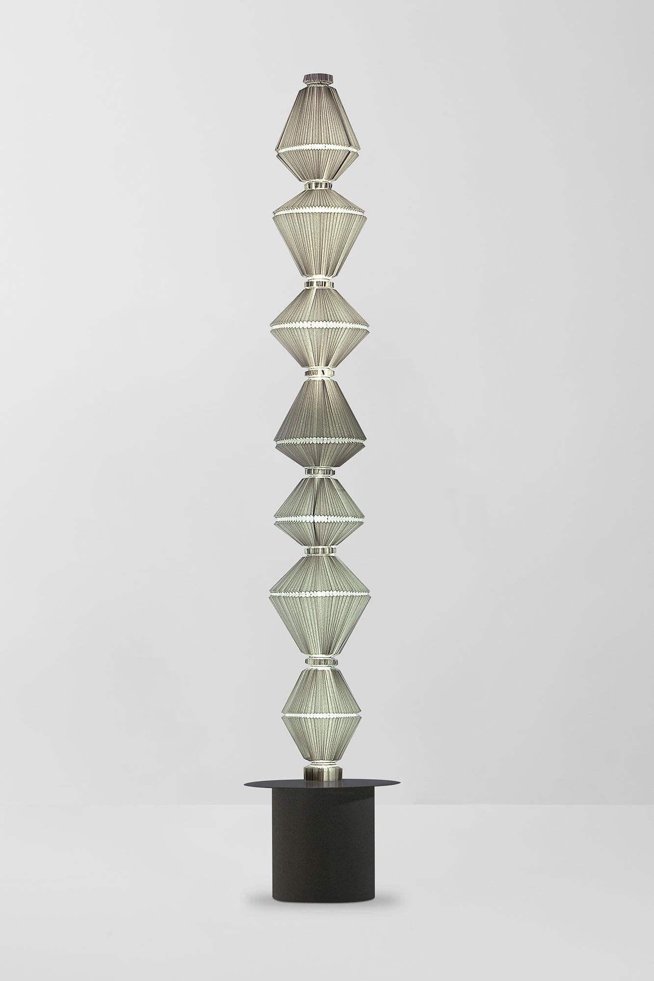 OÏPHORIQUE P GR
Lampadaire. Structure en acier. Verrière laquée noire et disque chromé noir. Diffuseur textil gris clair ou diffuseur textil gris foncé résistant au feu. Par l'Atelier Oï, 2014

Fabriqué par Parachilna.


Oïphorique présente un