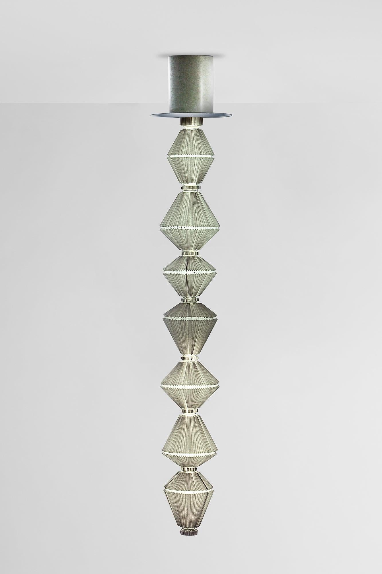 Oiphorique T GR Hängeleuchte, entworfen von Atelier Oi im Jahr 2014.
Hergestellt von Parachilna (Spanien)

Oïphorique zeigt einen eleganten Textildiffusor. Wenn man das Licht einschaltet, erwacht die Seele, und alles beginnt sich in einer