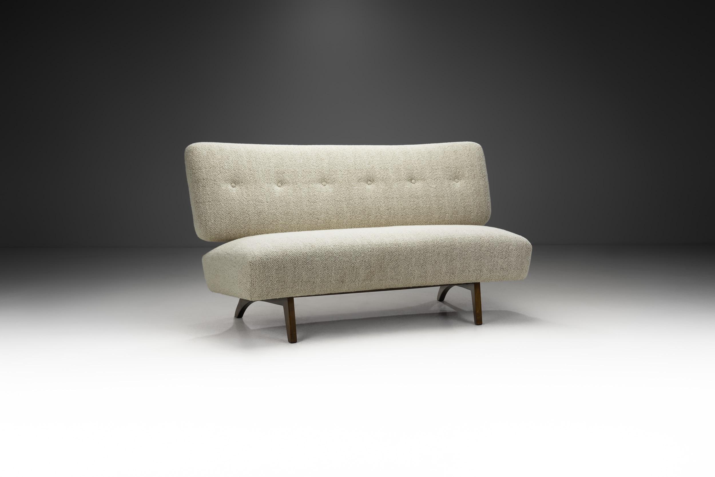 Eine wunderbare Erinnerung an das finnische Design der Jahrhundertmitte ist das Sofa Susanna von Lahti Lepokaulusto, das in den 1950er Jahren von Aake Anttila entworfen wurde. Berühmt für seine Federung und Struktur, wurde dieses Modell in Finnland