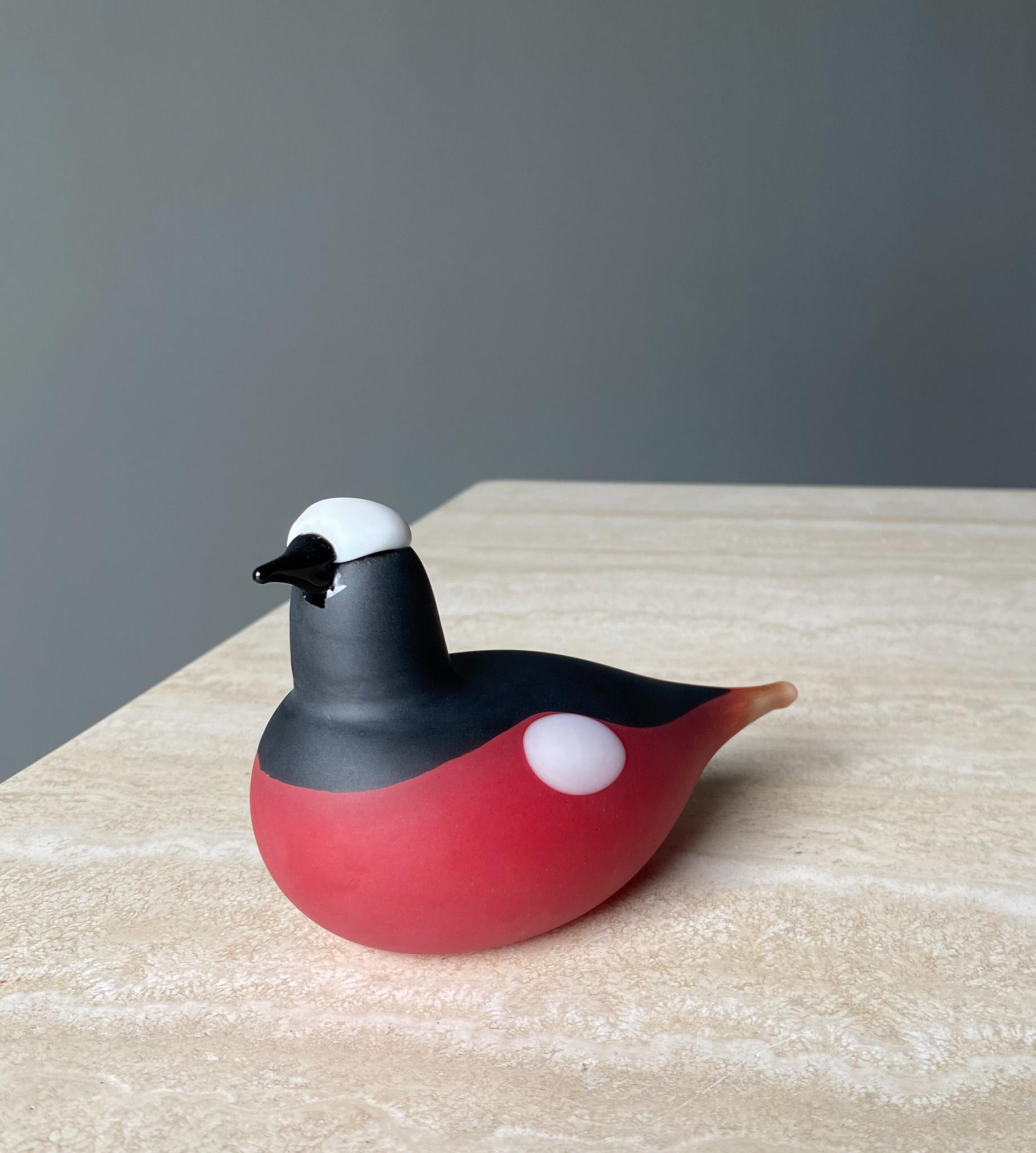 Oiva Toikka Art Glass Bird Sculpture for Iittala of Finland. This piece is had signed to the bottom. Retains its original packaging. 

Dimensions of the bird sculpture are 6 1/16'' wide by 2 3/4'' deep by 3 1/2'' tall.