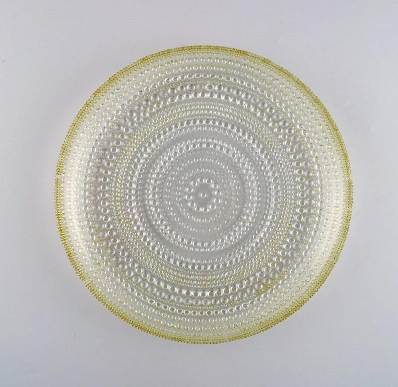 Oiva Toikka for Arabia. 
Four Round Kastehelmi art glass dishes. Finnish design, 1970s.
Measures: 25 x 3 cm.
In excellent condition.