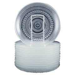 Vintage Oiva Toikka for Arabia. Set of twelve Kastehelmi plates in clear glass.