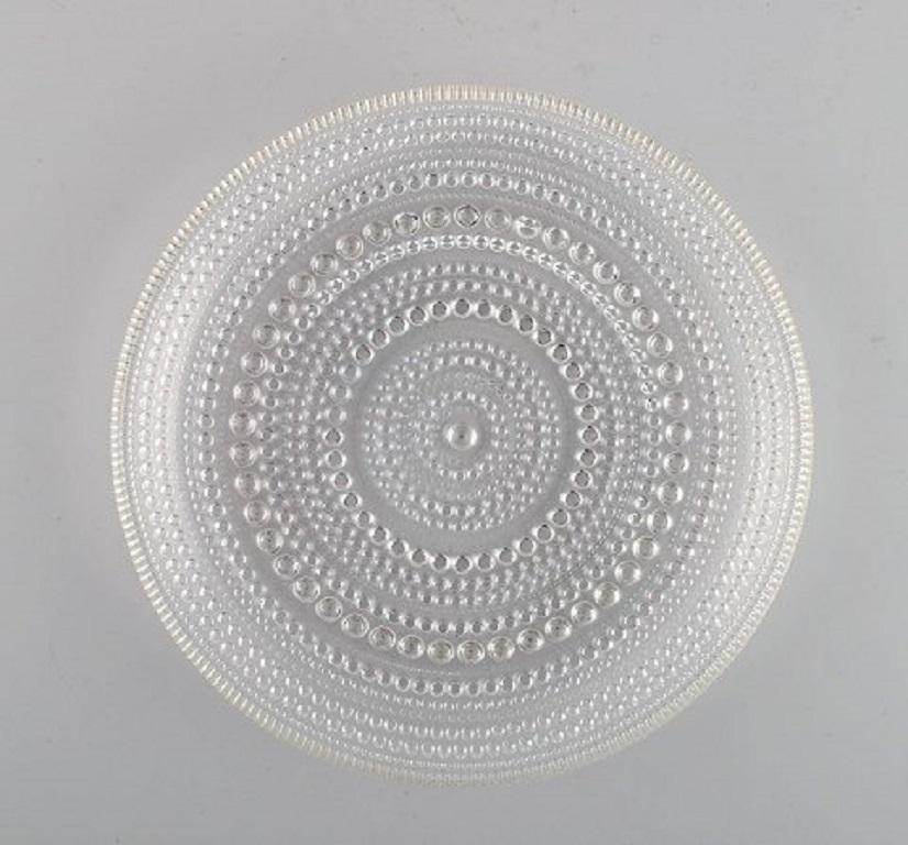 Oiva Toikka for Arabia. Twelve Kastehelmi plates in clear art glass. 
Finnish design, 1970s.
Measure: Diameter: 17.5 cm.
In excellent condition.